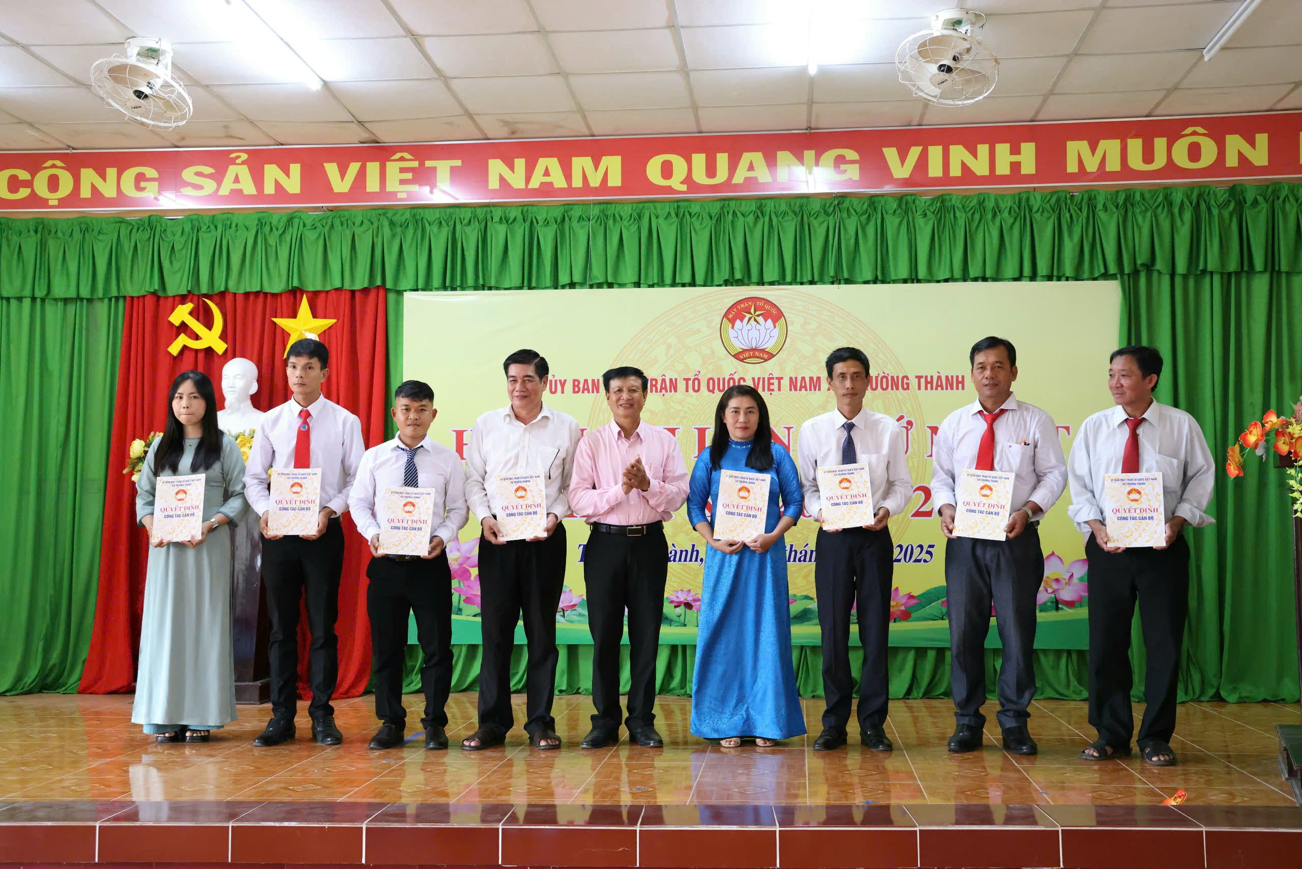 Ông Nguyễn Văn Bỉ - Phó Bí thư Đảng uỷ, Chủ tịch UBND xã Trường Thành trao quyết định phân công cán bộ bán chuyên trách của Đảng uỷ xã.