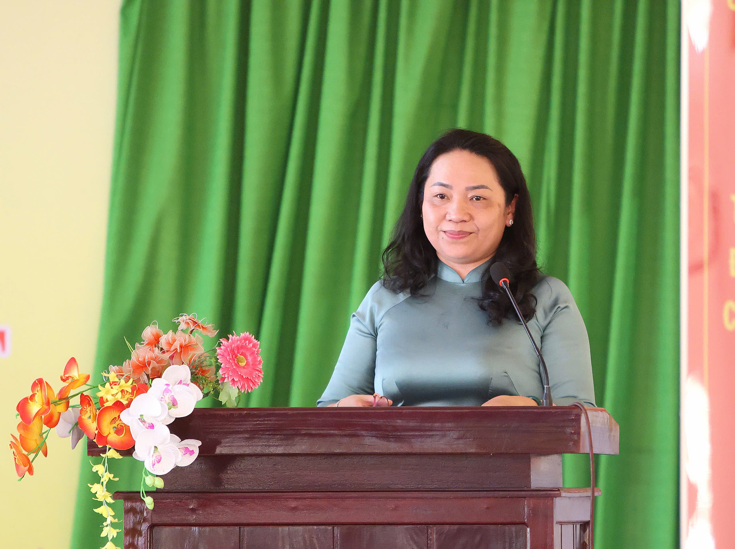 Bà Trần Thị Thiên Thư - Bí thư Đảng uỷ, Chủ tịch Hội đồng nhân dân xã Trường Thành phát biểu chỉ đạo tại hội nghị.