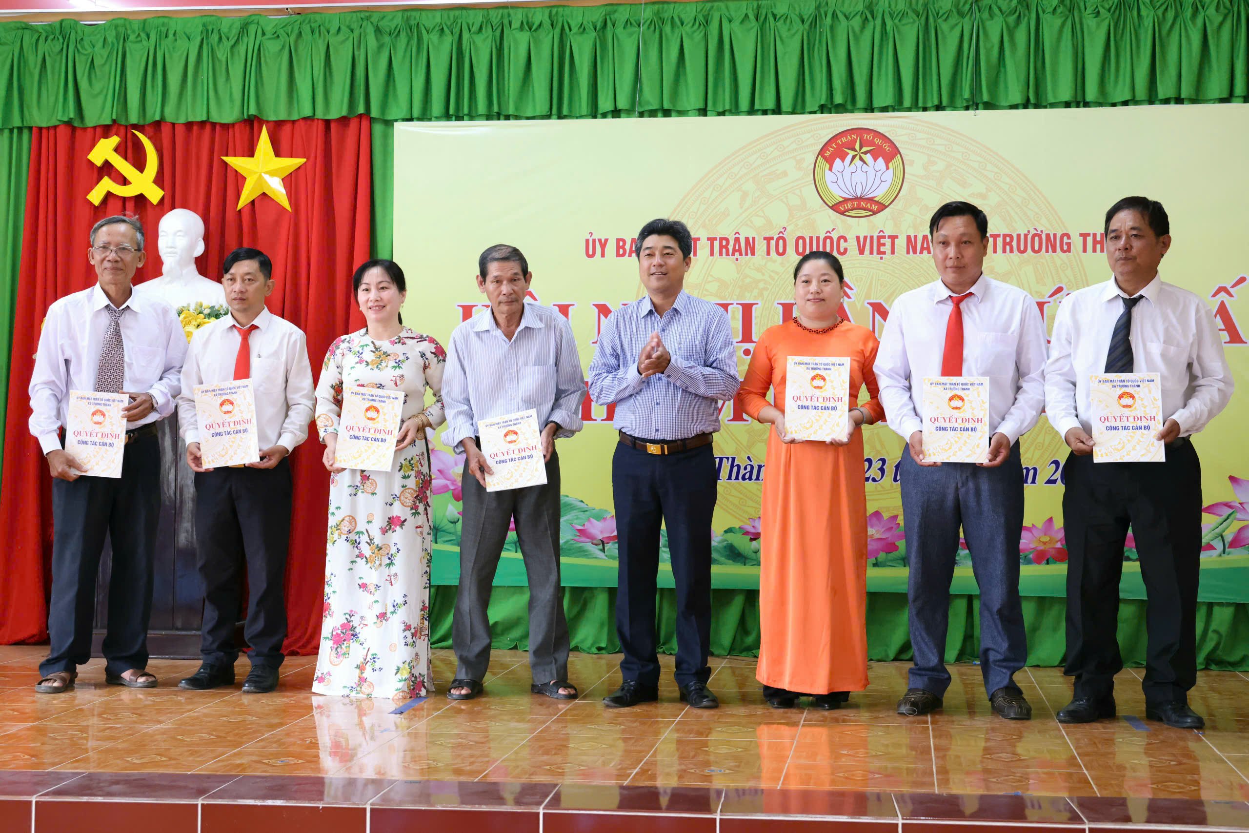Ông Châu Văn Tuốt - Phó Bí thư thường trực Đảng uỷ xã Trường Thành trao quyết định phân công cán bộ bán chuyên trách của Đảng uỷ xã.