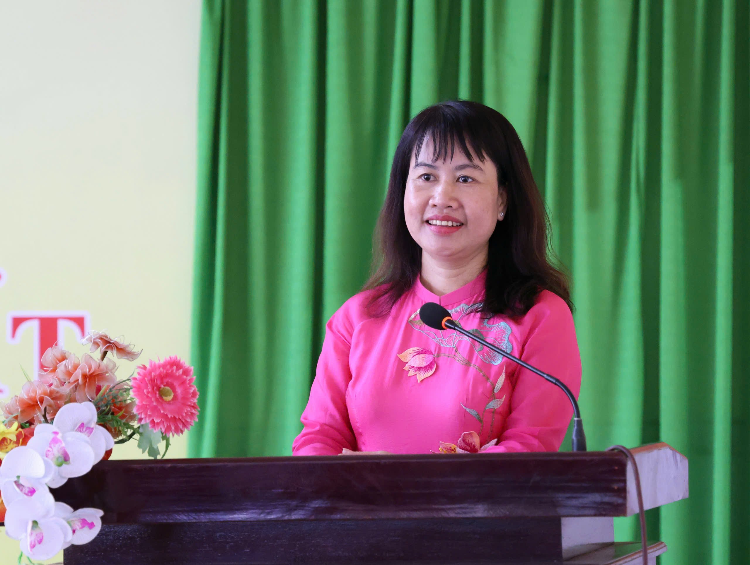 Bà Nguyễn Thị Ngọc Yến - Đảng uỷ viên, Chủ tịch UB MTTQVN xã Trường Thành phát biểu khai mạc hội nghị.