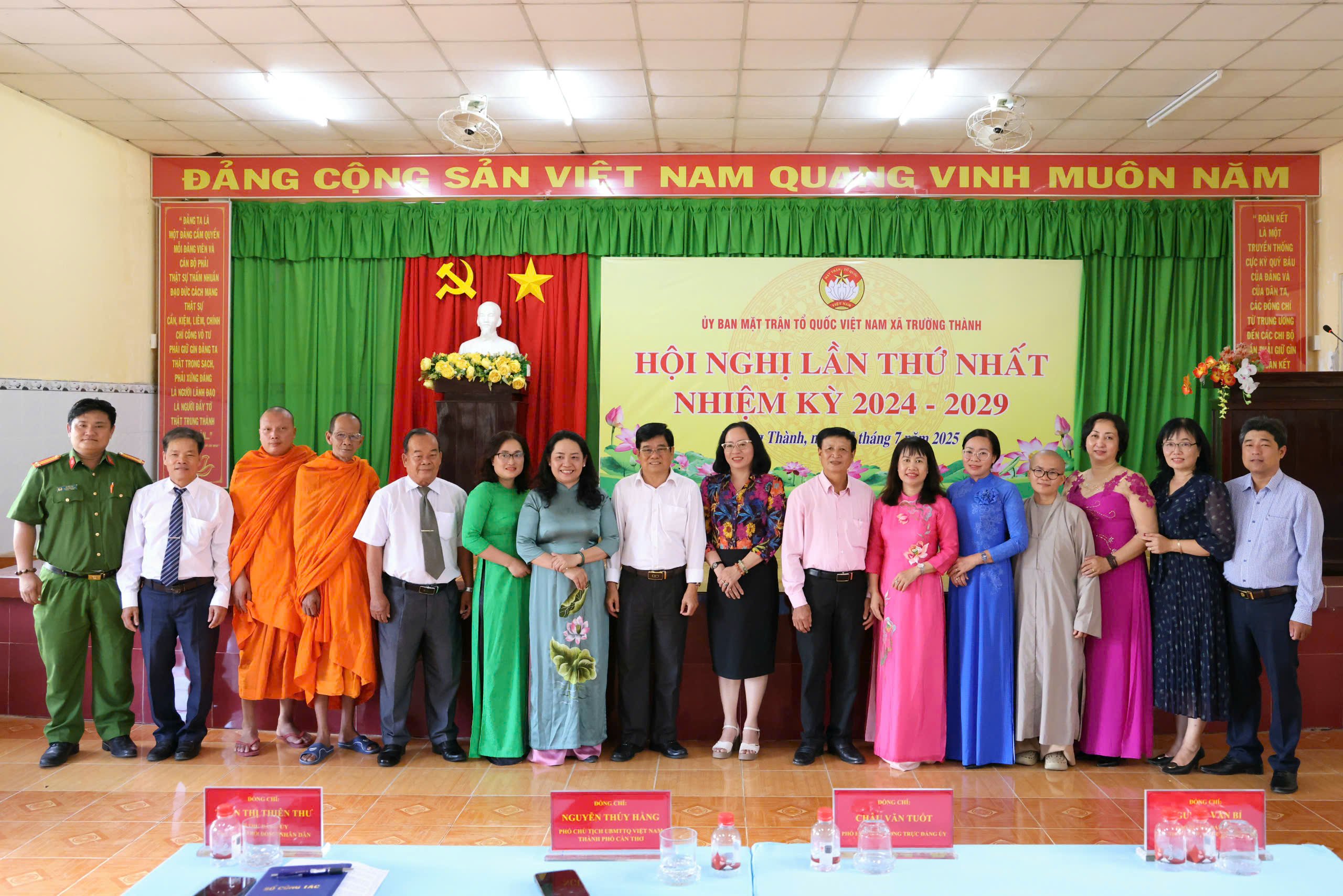 Các đại biểu chụp hình lưu niệm tại hội nghị.