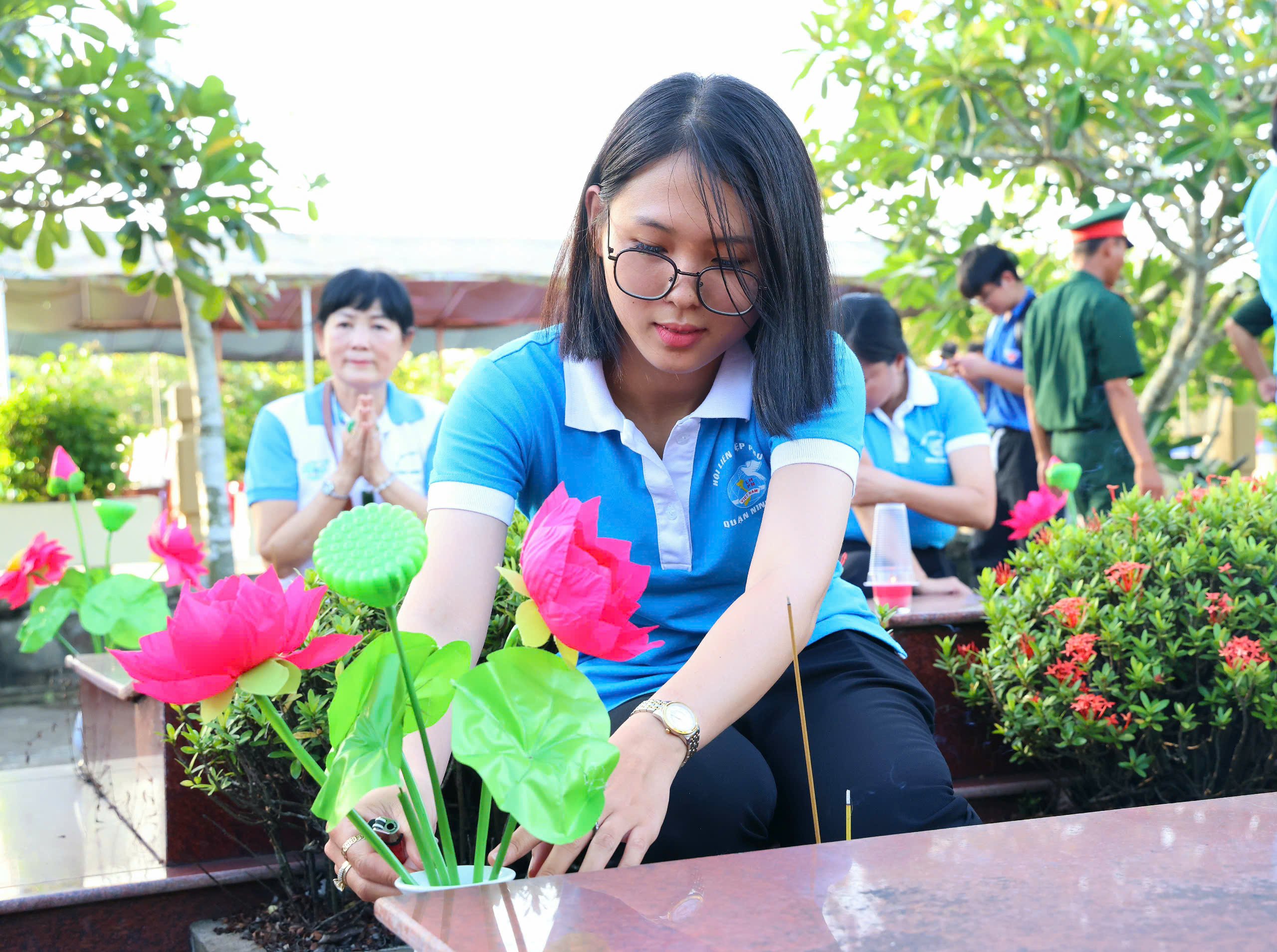 Hội viên Hội LHPN phường Ninh Kiều dâng hương tại mộ liệt sĩ.