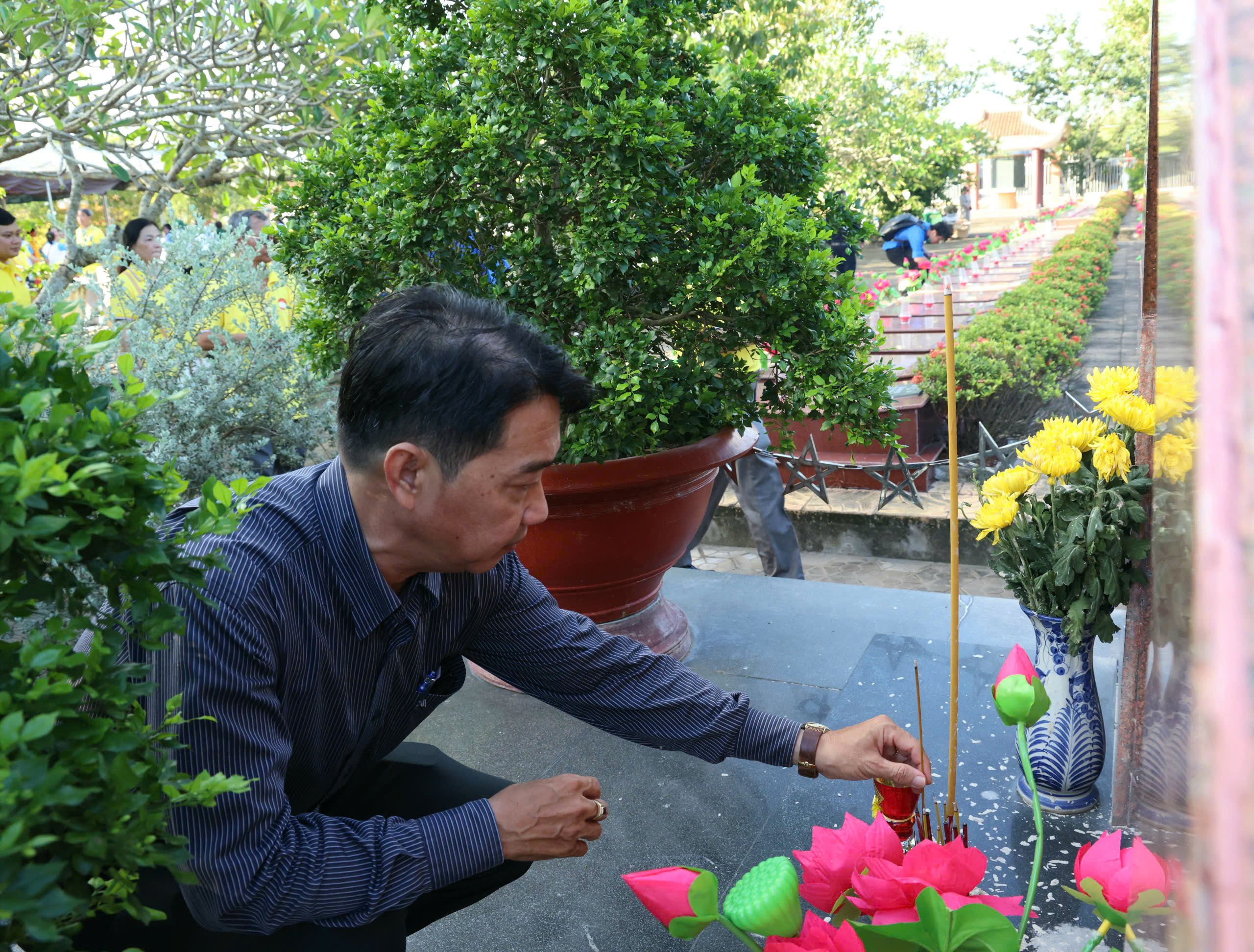 Ông Nguyễn Anh Hoài - Phó Chủ tịch UBND kiêm Giám đốc Trung tâm Phục vụ hành chính công phường Ninh Kiều thắp hương mộ AHLS Nguyễn Việt Hồng.