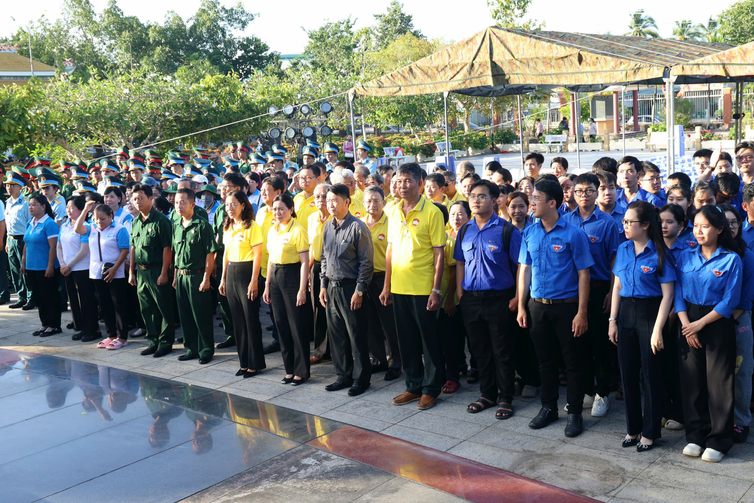 Đại diện Đảng ủy, HĐND, UBND, Ủy ban MTTQ Việt Nam, các đoàn thể chính trị - xã hội phường Ninh Kiều viếng Nghĩa trang liệt sĩ Long Tuyền.