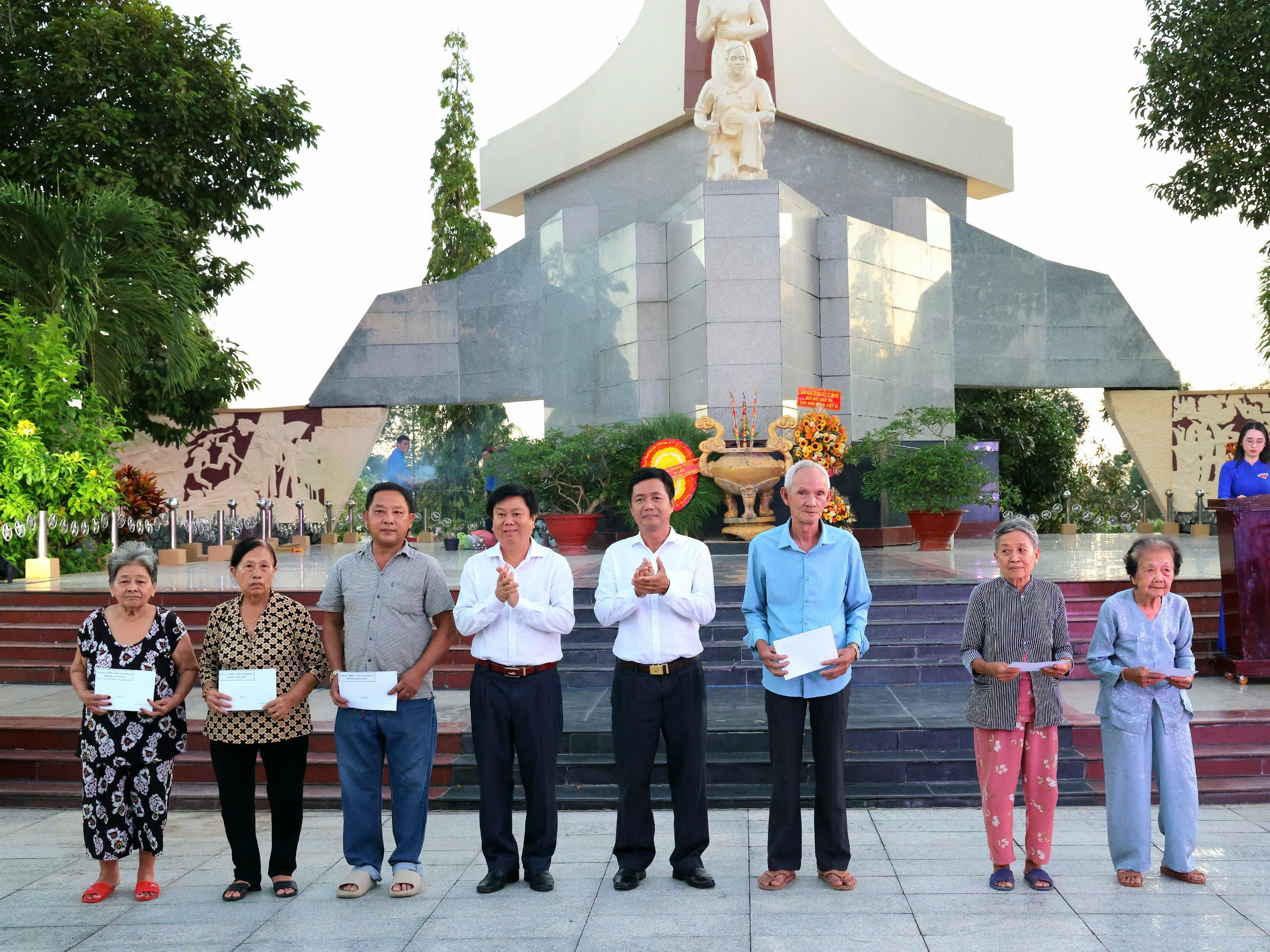 Ông Huỳnh Minh Truyền - Bí Thư Đảng ủy, Chủ tịch HĐND phường Long Tuyền và đại diện Cảng hàng không Quốc tế Cần Thơ tặng quà tri ân đến các gia đình chính sách và người có công với cách mạng.