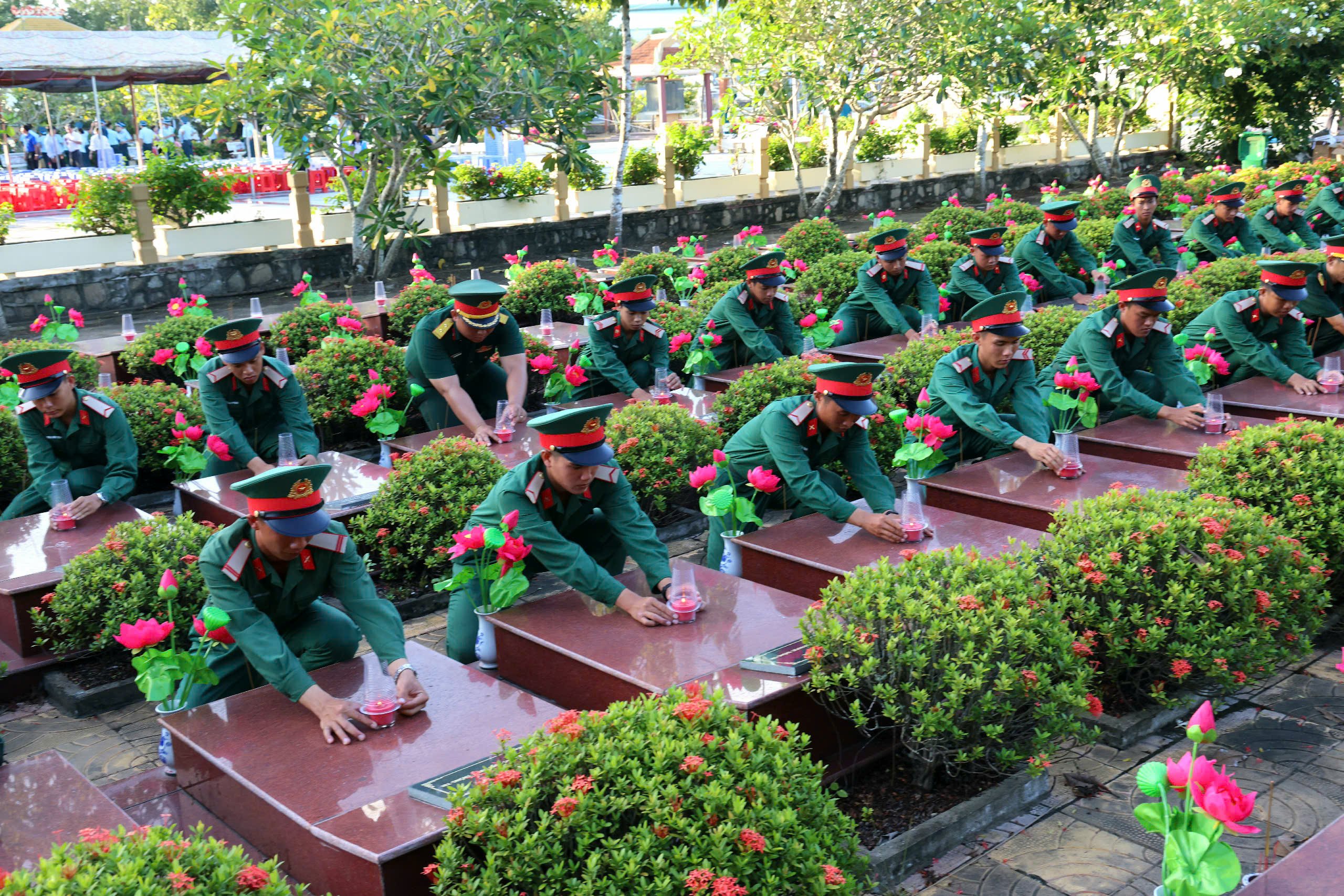 Chiến sĩ Lữ đoàn Thông tin 29 (Quân khu 9) chuẩn bị nghi thức thắp nến.