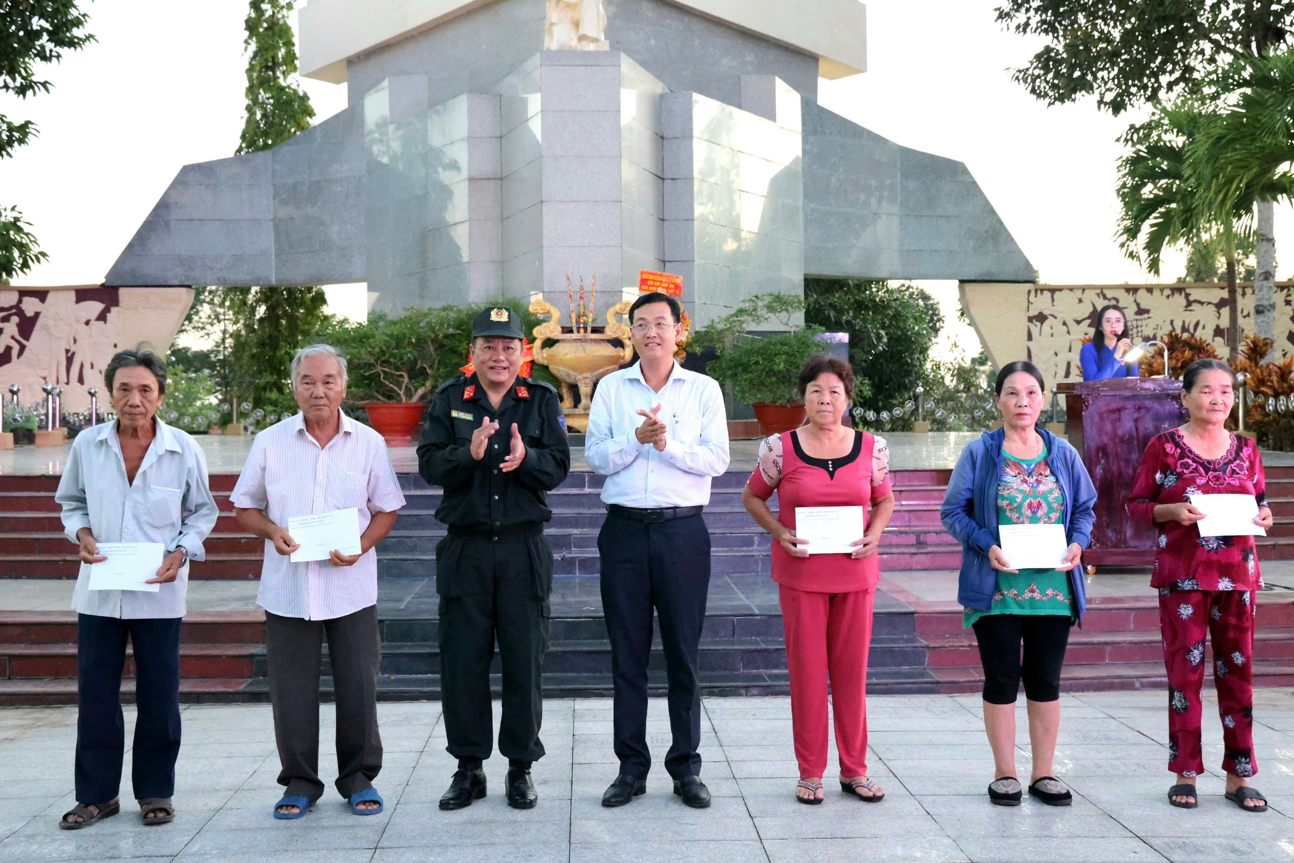 Ông Tiêu Quốc Doãn - Chủ tịch UBND phường Long Tuyền và đại diện Trung đoàn Cảnh sát Tây Nam Bộ tặng quà tri ân đến các gia đình chính sách và người có công với cách mạng.