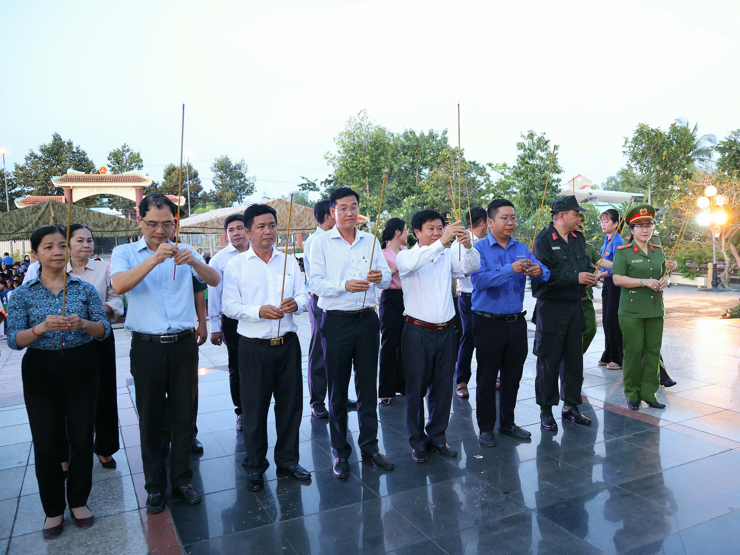 Các đại biểu thắp hương tưởng nhớ các Anh hùng liệt sĩ.