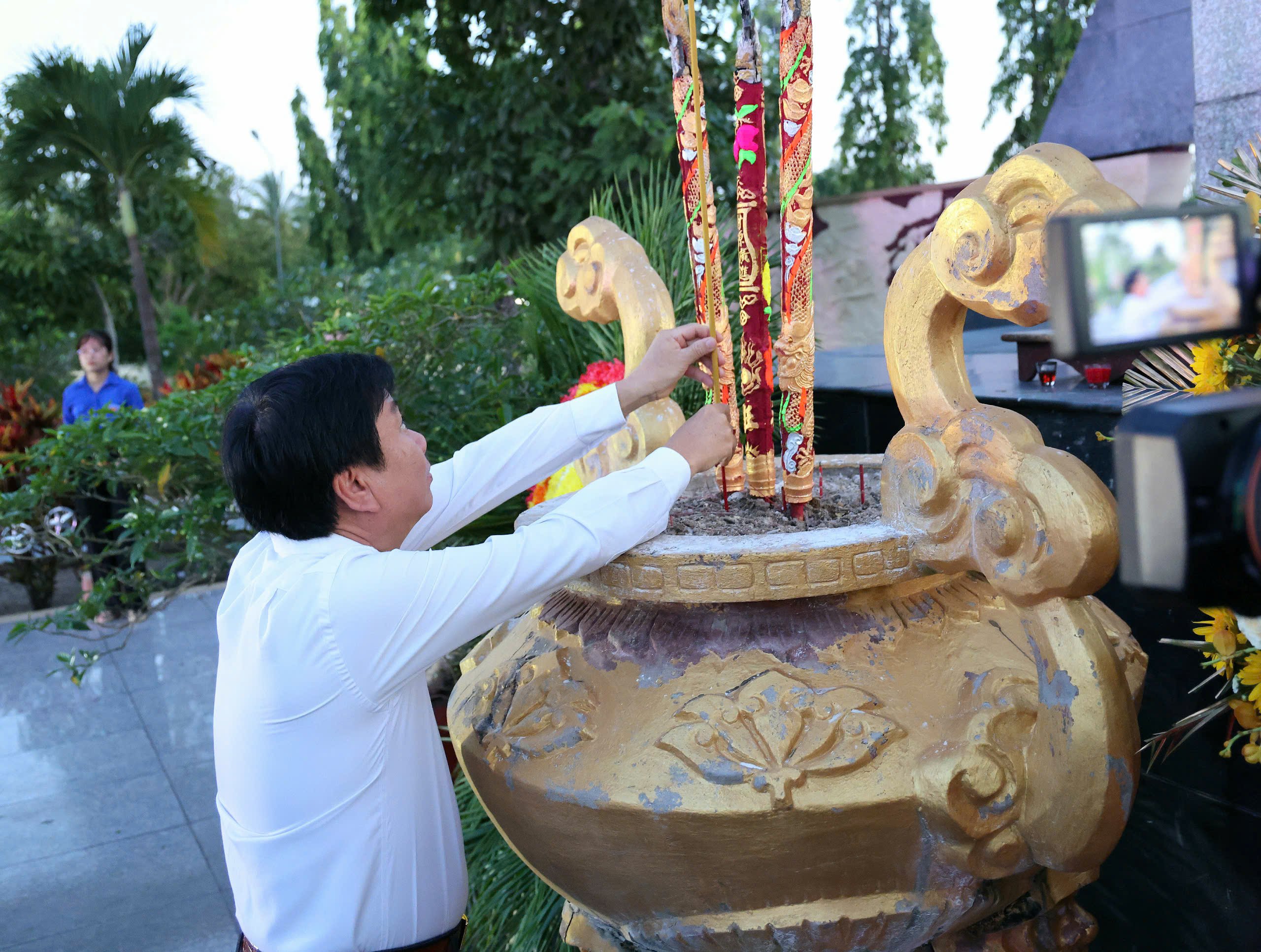 Ông Huỳnh Minh Truyền - Bí Thư Đảng ủy, Chủ tịch HĐND phường Long Tuyền thắp hương tưởng nhớ các Anh hùng liệt sĩ.