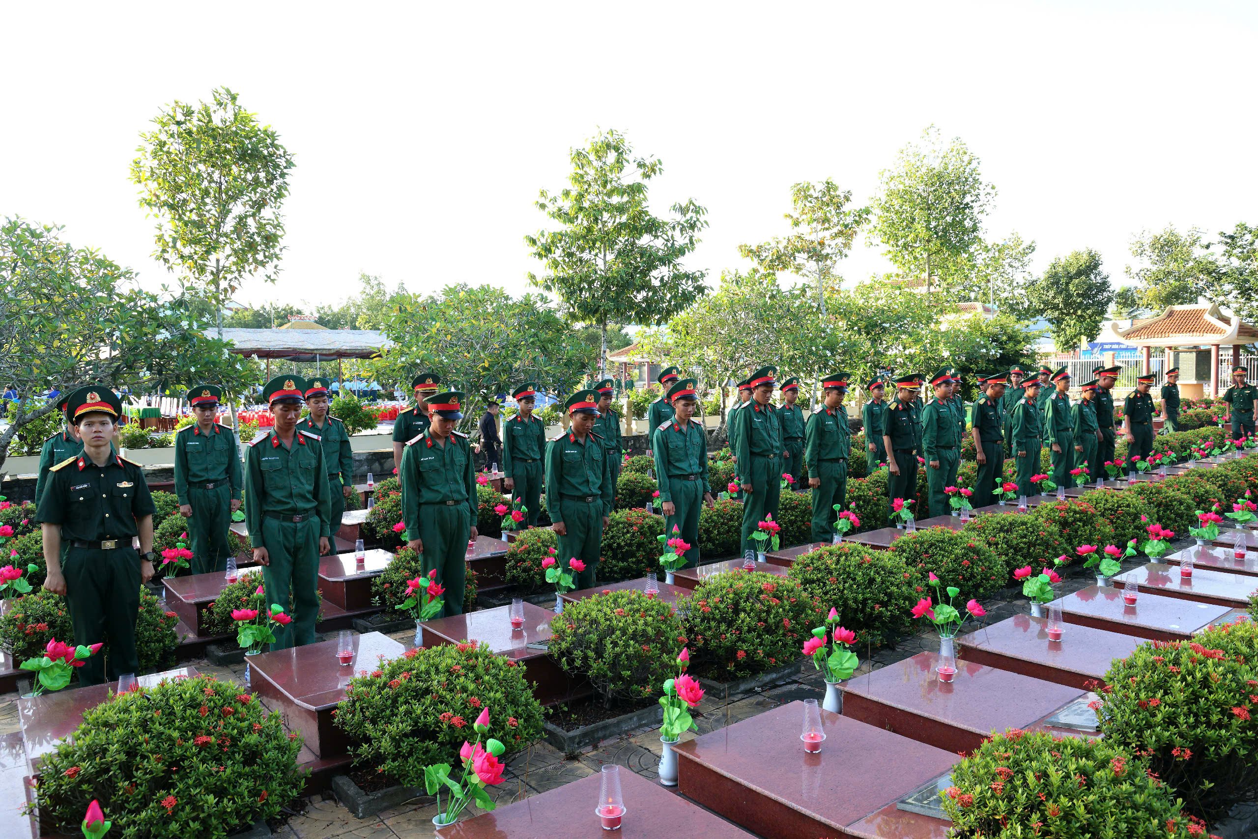Hơn 2.500 ngọn nến thắp sáng lòng biết ơn tại Nghĩa trang liệt sĩ Long Tuyền.