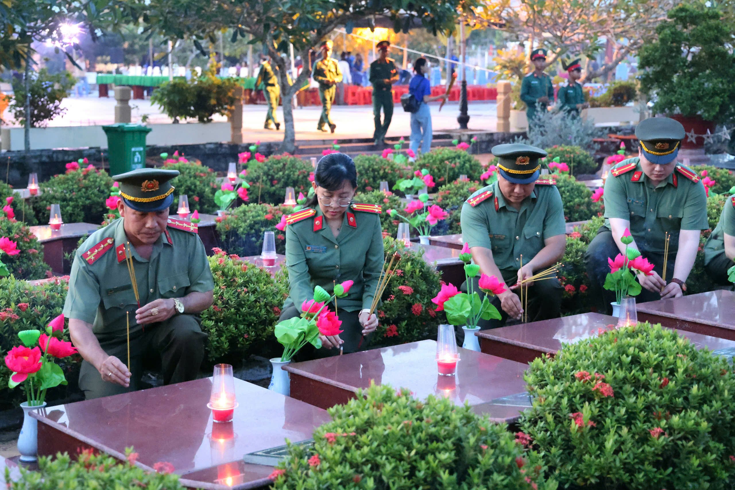 Lãnh đạo, cán bộ Bệnh viện Công an TP. Cần Thơ thắp hương tưởng nhớ các Anh hùng liệt sĩ.
