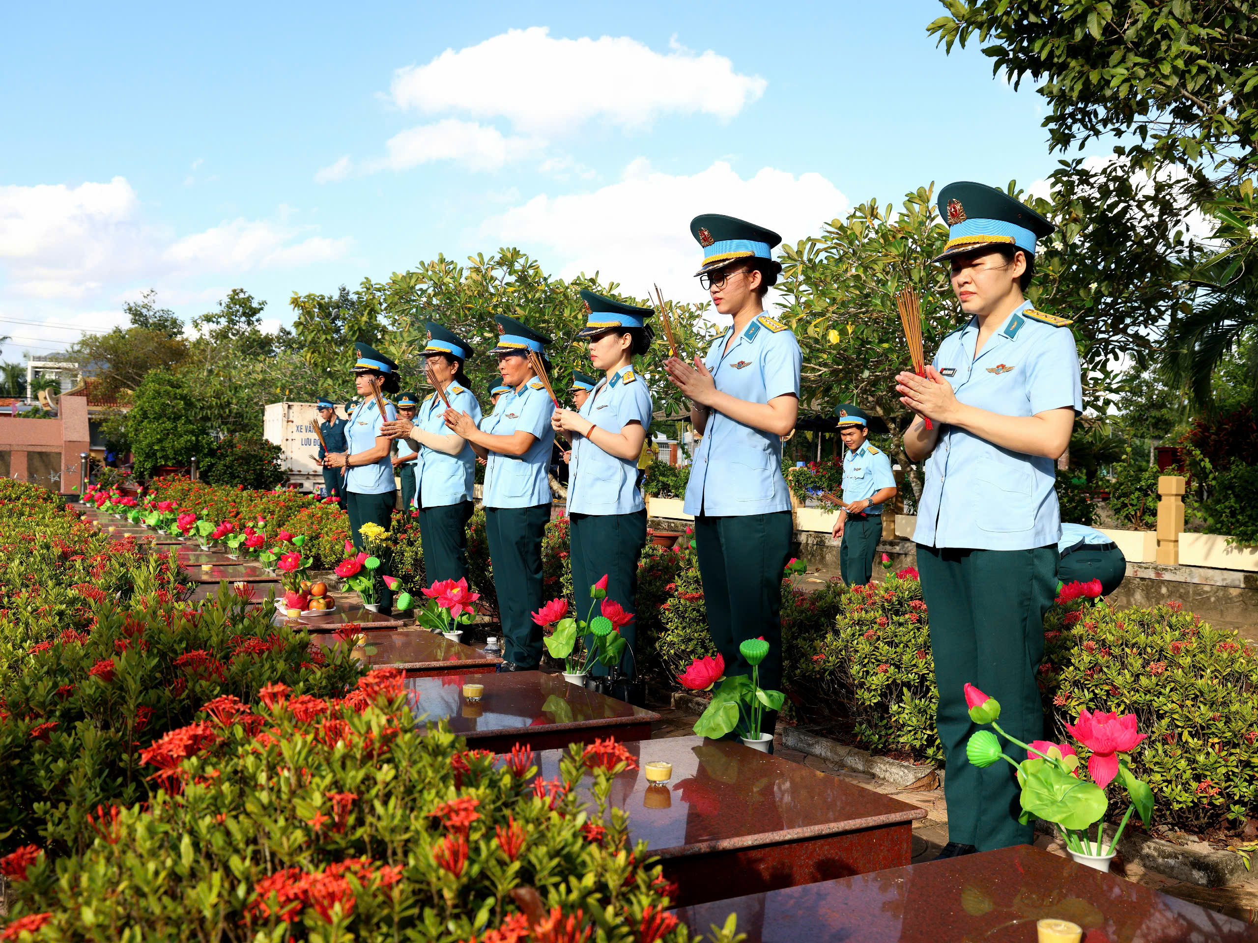 Cán bộ Trung đoàn Không quân 917 thắp hương tưởng nhớ các Anh hùng liệt sĩ.