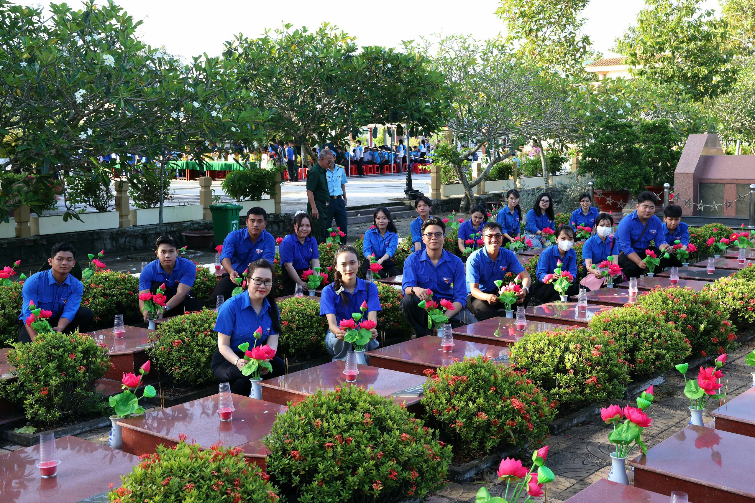 Đoàn thanh niên phường Long Tuyền chuẩn bị nghi thức thắp nến.