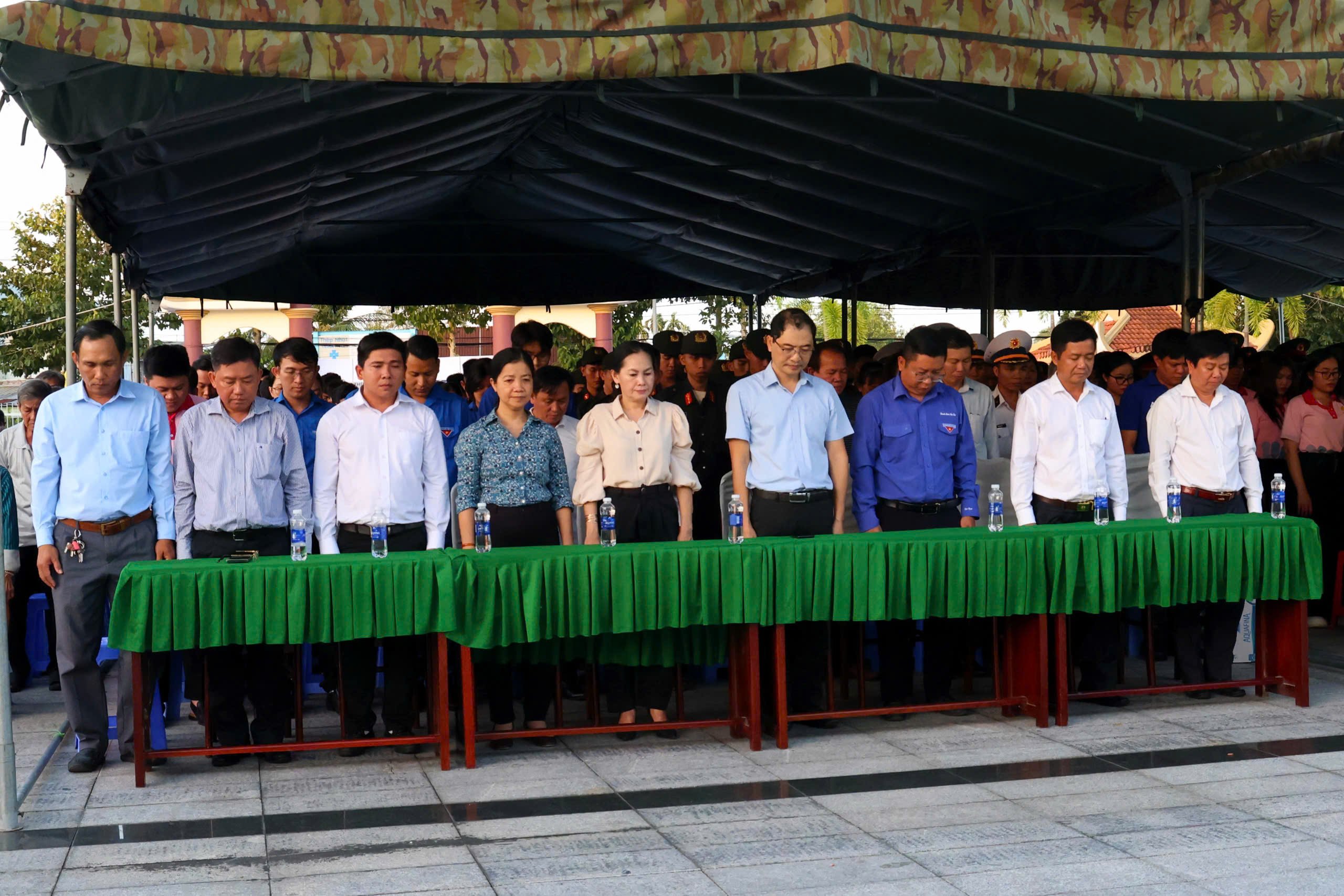 Trước anh linh các anh hùng liệt sĩ, các đại biểu đã dành một phút mặc niệm để bày tỏ lòng tri ân sâu sắc đến những người con ưu tú của quê hương.