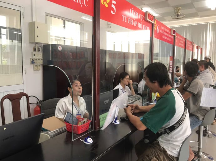 Người dân đến làm hồ sơ tại Trung tâm Phục vụ hành chính công phường Phú Lợi chiều 23/7