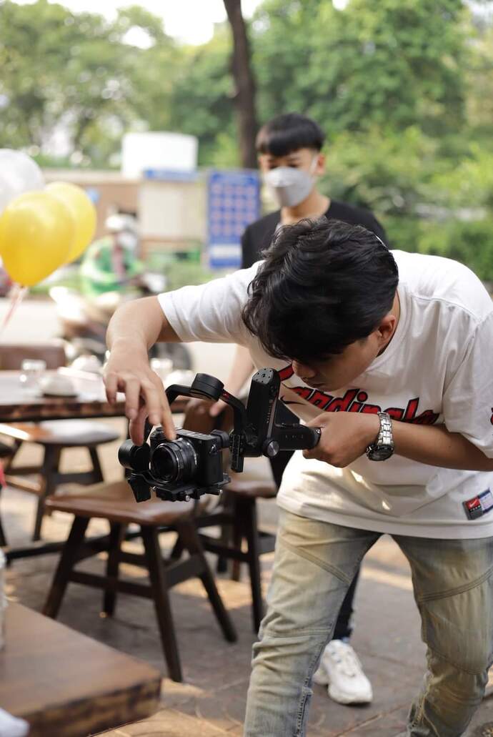 Sinh viên ngành quay phim trong giờ thực tập.