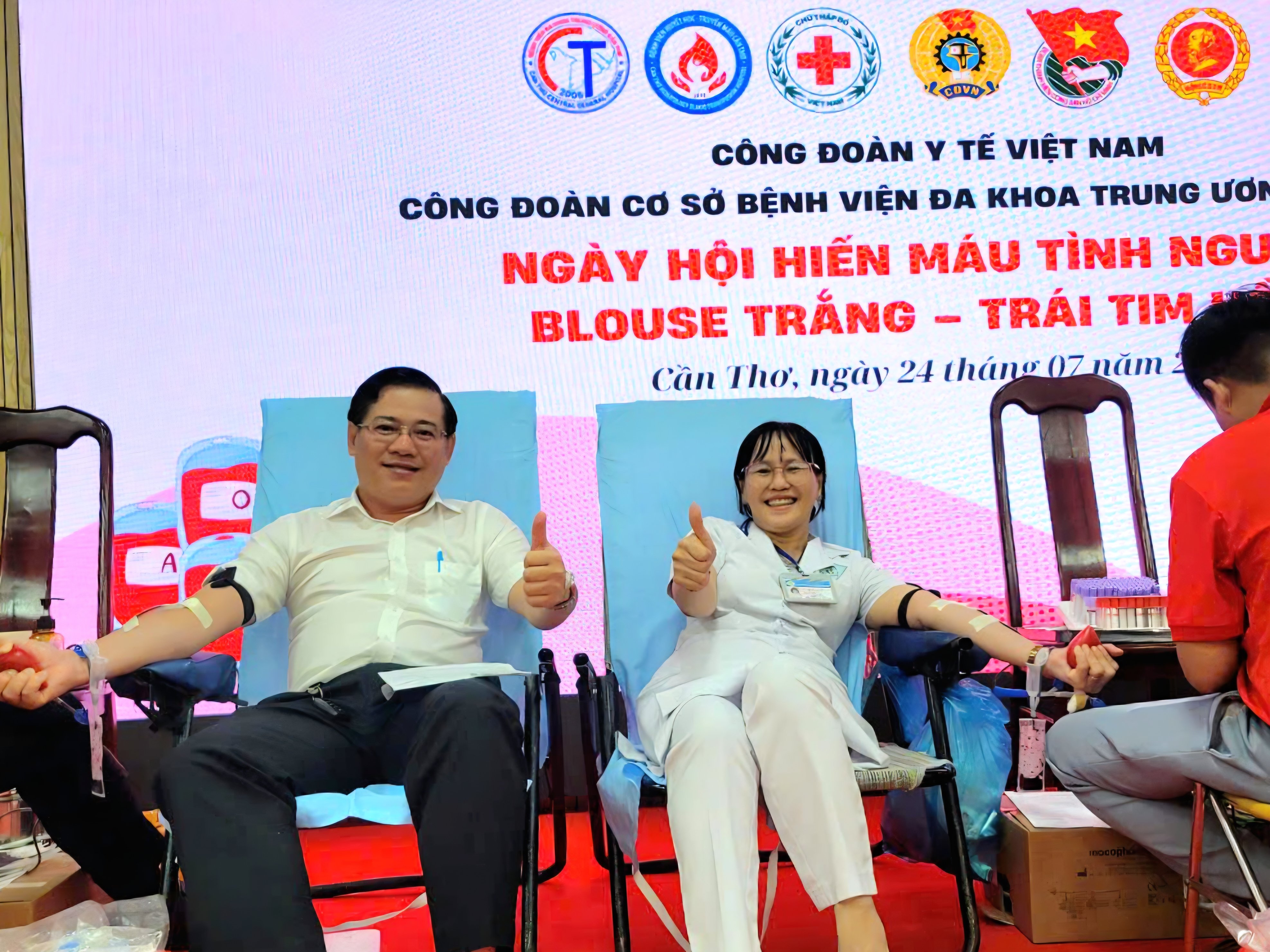 BSCKII. Lê Thị Kim Đài – Chủ tịch Công đoàn Bệnh viện Đa khoa Trung ương Cần Thơ tham gia hiến máu tình nguyện.