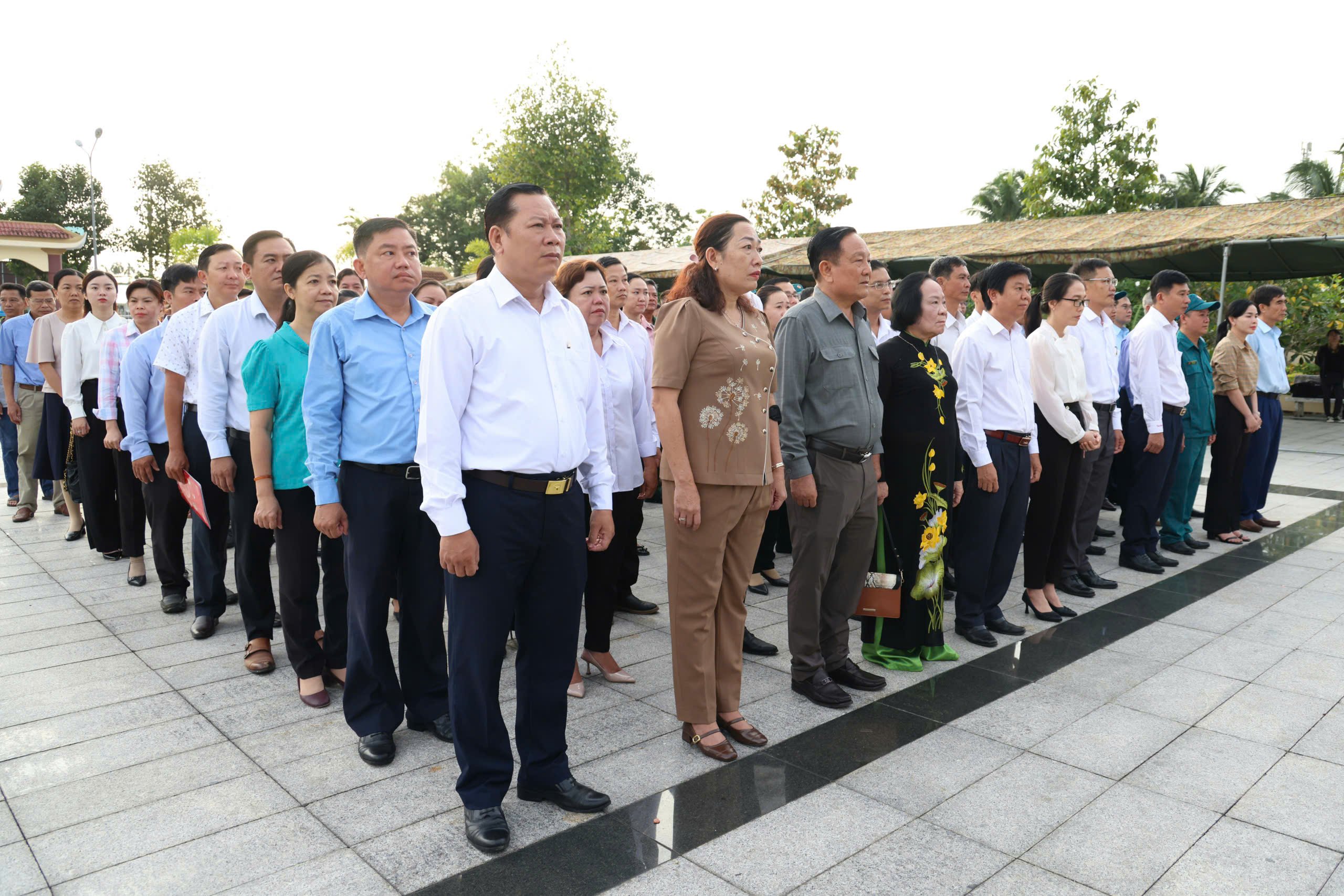 Lãnh đạo UBMTTQVN TP. Cần Thơ, phường Long Tuyền, Bình Thủy, Thới An Đông và Bệnh viện Đa khoa Hòa Hảo - Medic Cần Thơ viếng, dâng hoa, thắp hương tưởng niệm tại Nghĩa trang liệt sĩ Long Tuyền, TP. Cần Thơ.