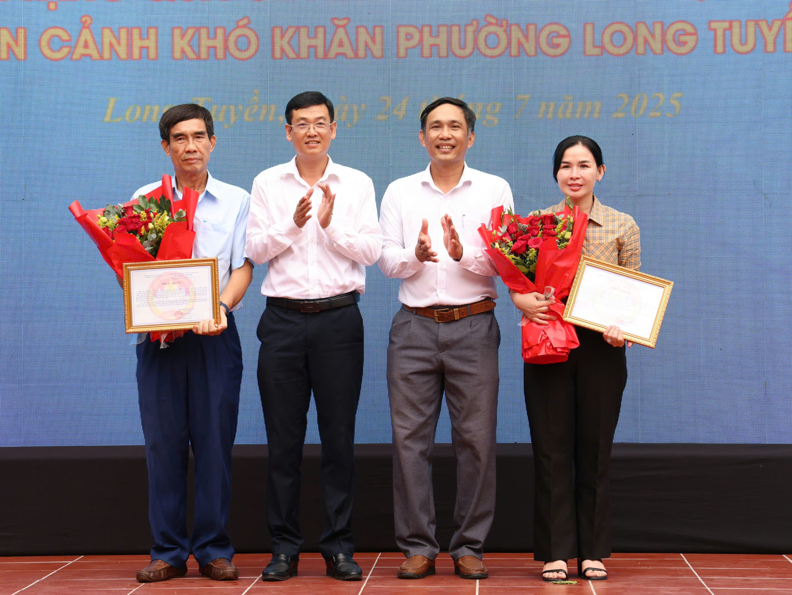 Ông Tiêu Quốc Doãn - Chủ tịch UBND phường Long Tuyền và ông Phạm Tuấn Nhã - Chủ tịch UBMTTQVN phường Long Tuyền trao thư cám ơn cho các đơn vị tài trợ.