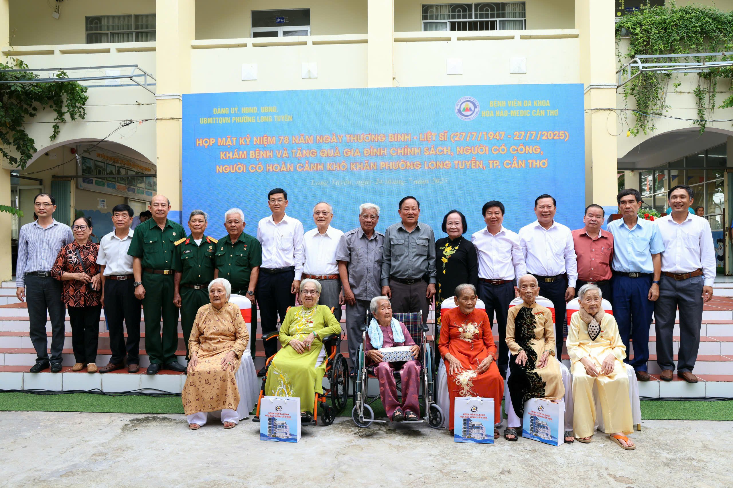 Các đại biểu chụp hình lưu niệm cùng các Mẹ VNAH.