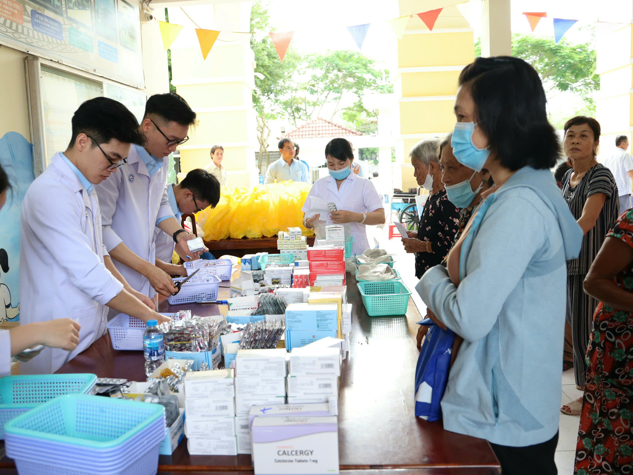 Cấp phát thuốc miễn phí cho người dân.