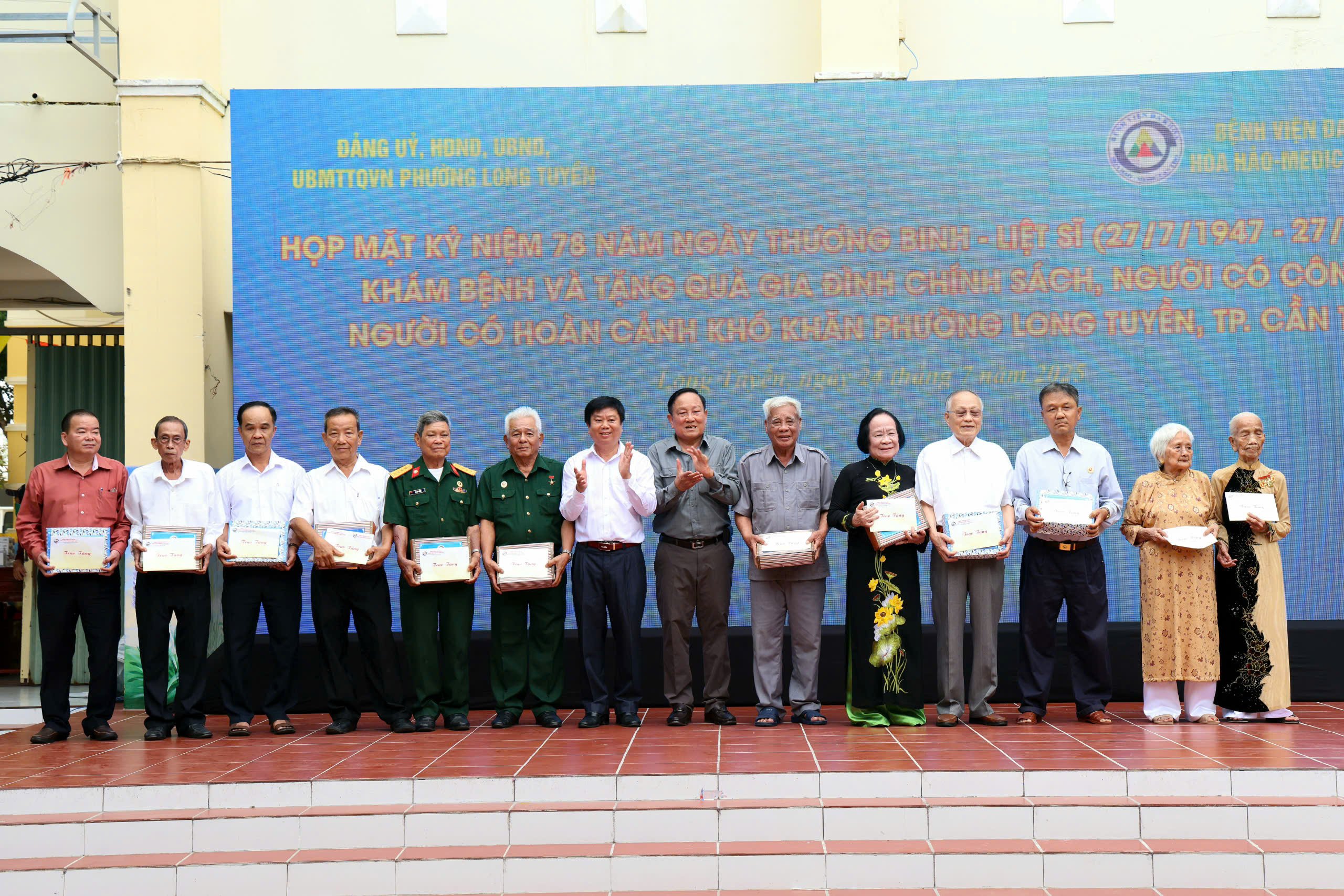 Thiếu tướng Vũ Cao Quân - nguyên Chỉ huy trưởng Bộ CHQS TP. Cần Thơ, Phó Chủ tịch HĐQT Bệnh viện Đa khoa Hòa Hảo - Medic Cần Thơ và Ông Huỳnh Minh Truyền - Bí Thư Đảng ủy, Chủ tịch HĐND phường Long Tuyền tặng quà cho Mẹ VNAH, gia đình chính sách, người có công với Cách mạng.
