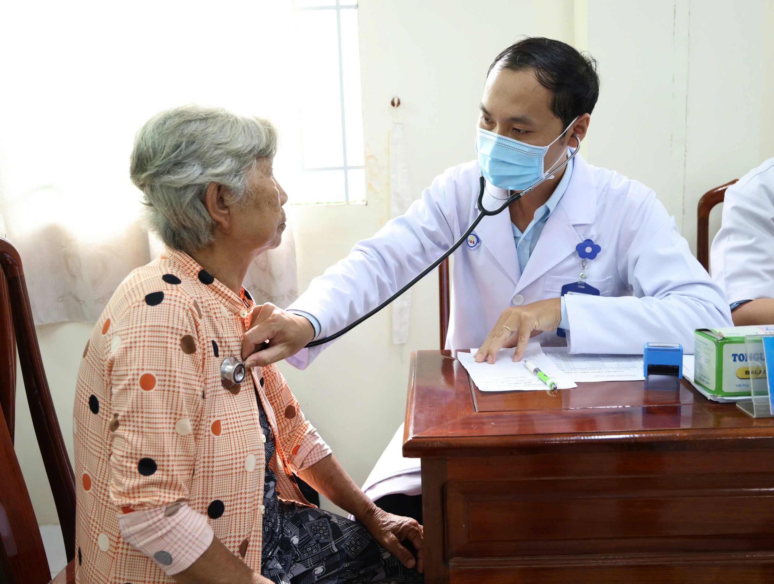Bác sĩ Bệnh viện Đa khoa Hòa Hảo - Medic Cần Thơ khám bệnh cho người dân.