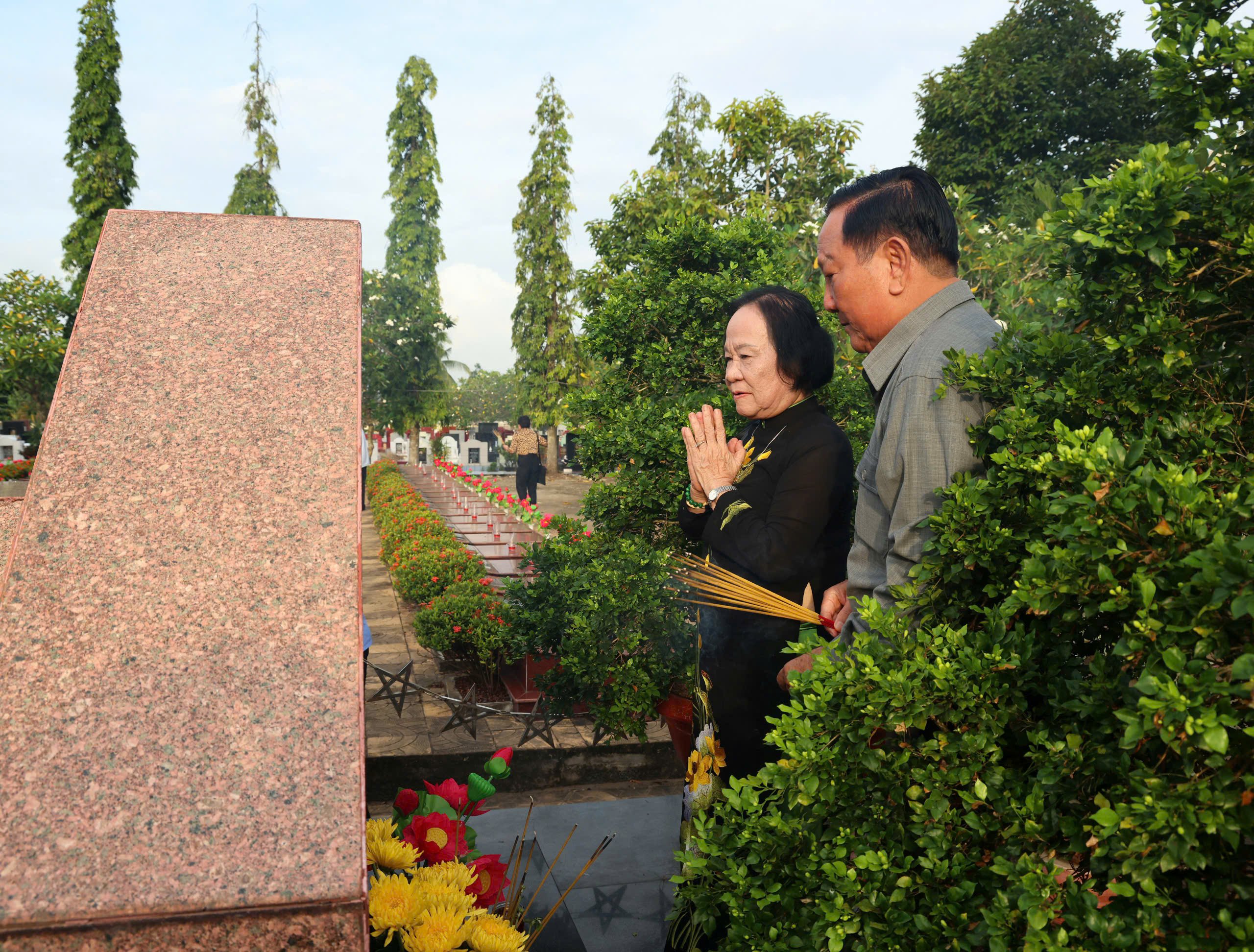 Thiếu tướng Vũ Cao Quân - nguyên Chỉ huy trưởng Bộ CHQS TP. Cần Thơ, Phó Chủ tịch HĐQT Bệnh viện Đa khoa Hòa Hảo - Medic Cần Thơ và Anh hùng Lao động, Tiến sĩ, Dược sĩ, Thầy thuốc ưu tú Phạm Thị Việt Nga viếng mộ AHLS Nguyễn Việt Hồng.