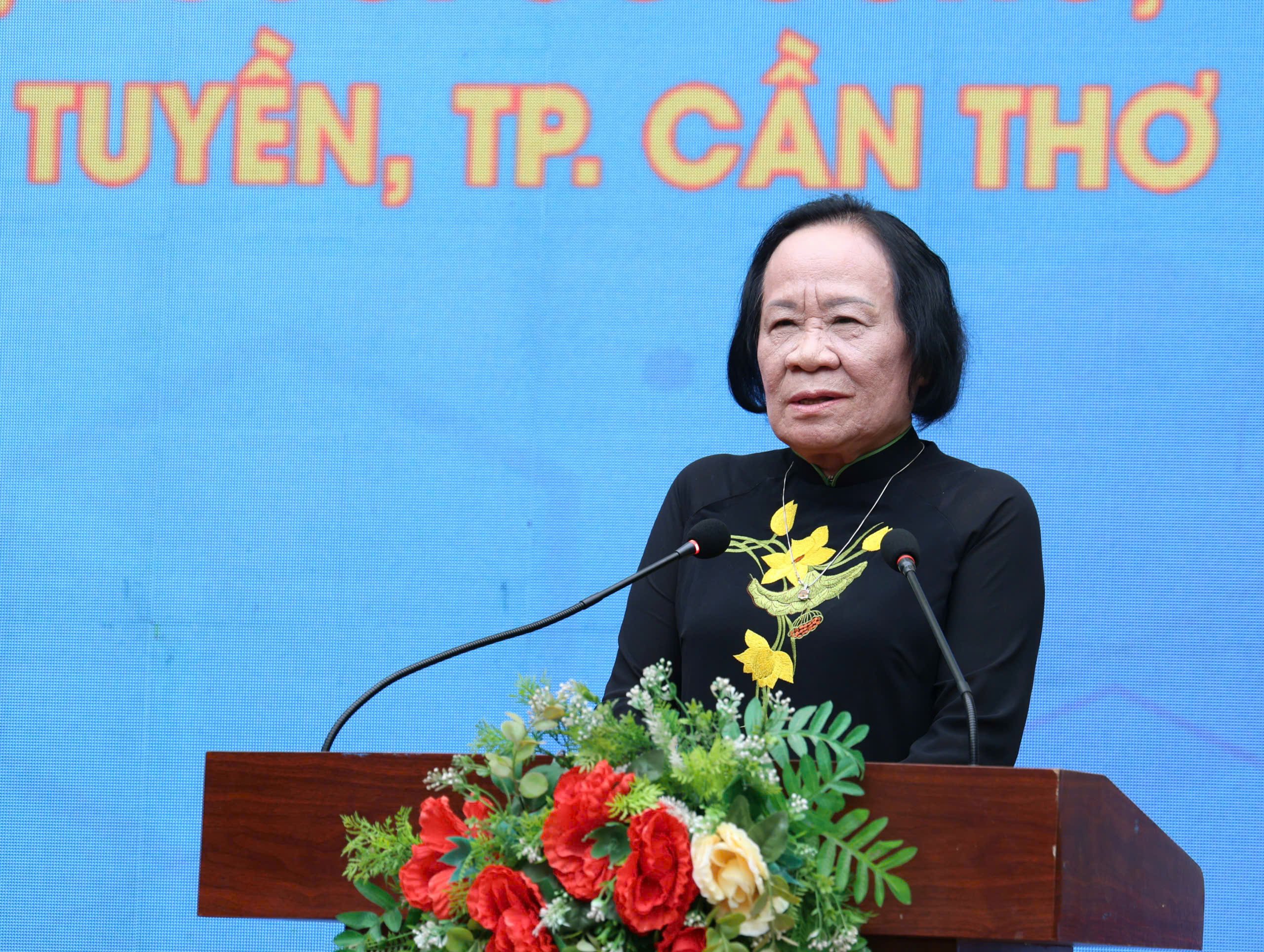 Anh hùng Lao động, Tiến sĩ, Dược sĩ, Thầy thuốc ưu tú Phạm Thị Việt Nga phát biểu tại chương trình.
