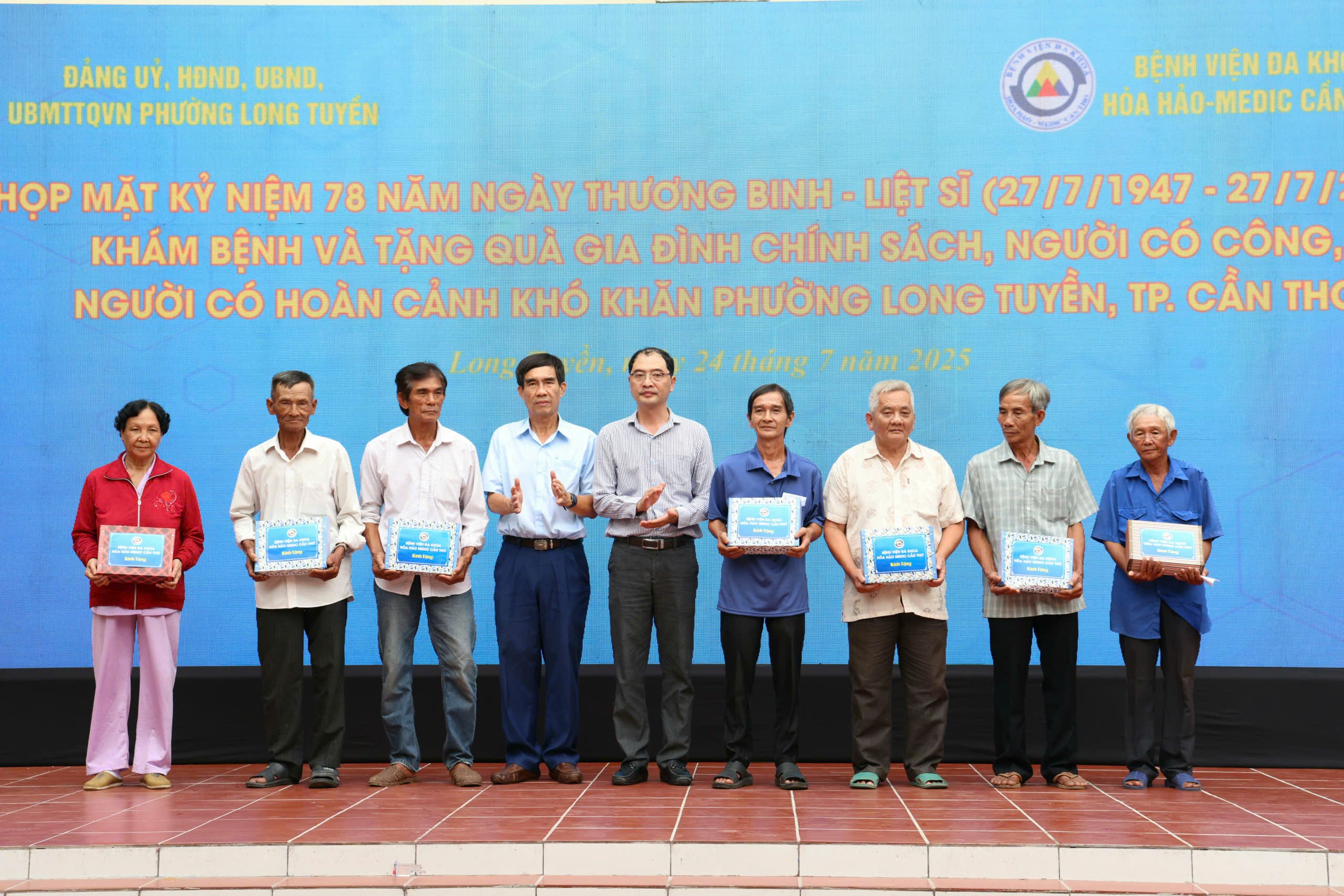 Ông Đoàn Hoàng Sơn - Phó Bí thư Thường trực Đảng ủy phường Long Tuyền và BS Phạm Hoàng Lai - Phó giám đốc Bệnh viện Đa khoa Hòa Hảo - Medic Cần Thơ tặng quà cho gia đình chính sách, người có công với Cách mạng.