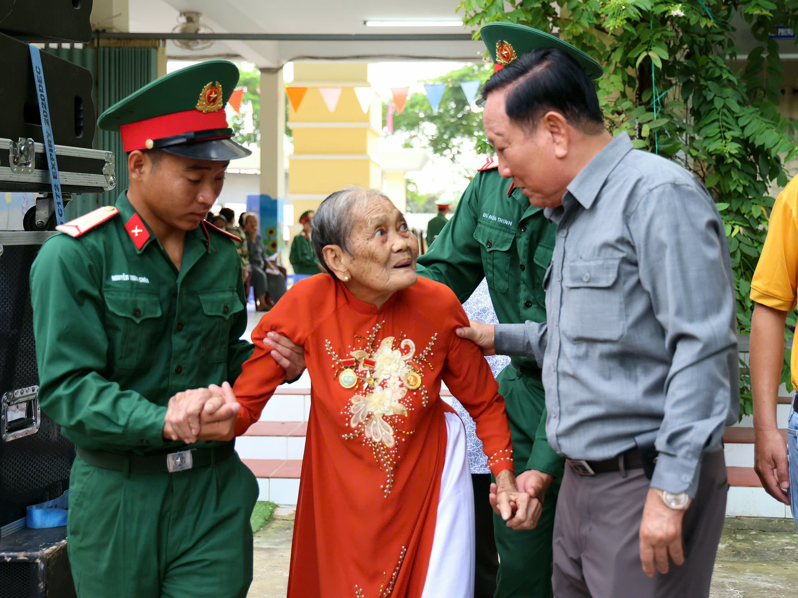 Thiếu tướng Vũ Cao Quân - nguyên Chỉ huy trưởng Bộ CHQS TP. Cần Thơ, Phó Chủ tịch HĐQT Bệnh viện Đa khoa Hòa Hảo - Medic Cần Thơ thăm hỏi Mẹ VNAH.