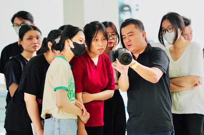 Thầy Hồ Vũ - Trưởng khoa Khoa Công nghệ Truyền thông (Trường Cao đẳng Phát thanh – Truyền hình II) hướng dẫn các em sinh viên.