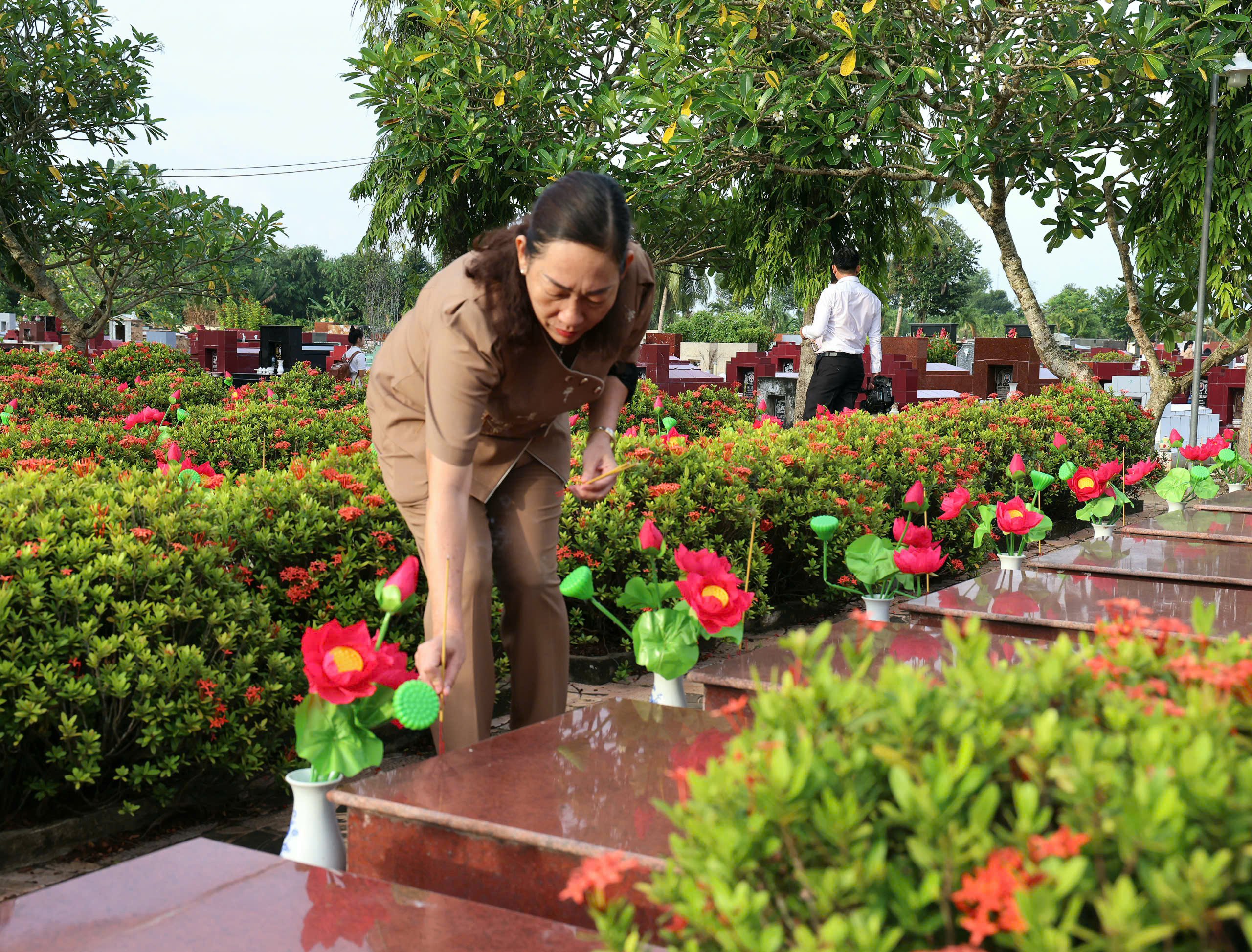 Bà Phan Thị Nguyệt - Bí thư Đảng ủy, Chủ tịch HĐND phường Bình Thủy thắp hương mộ liệt sĩ.