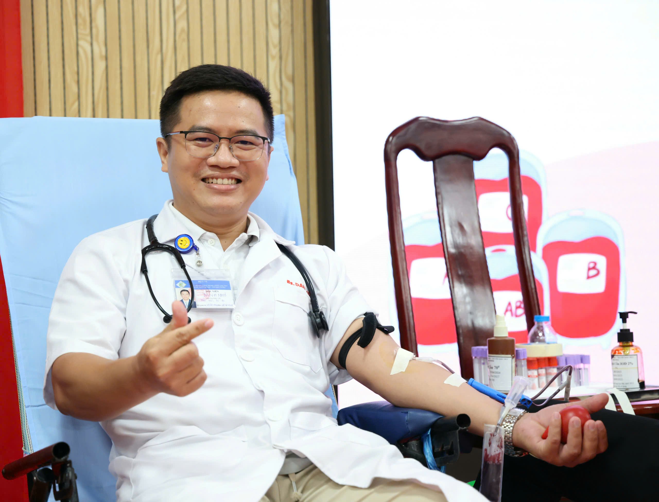 Bác sĩ hiến máu cũng chính là hình ảnh đẹp của người thầy thuốc 'vừa có tâm, vừa có tầm' không chỉ chữa lành bằng kiến thức y khoa, mà còn bằng hành động thiết thực.