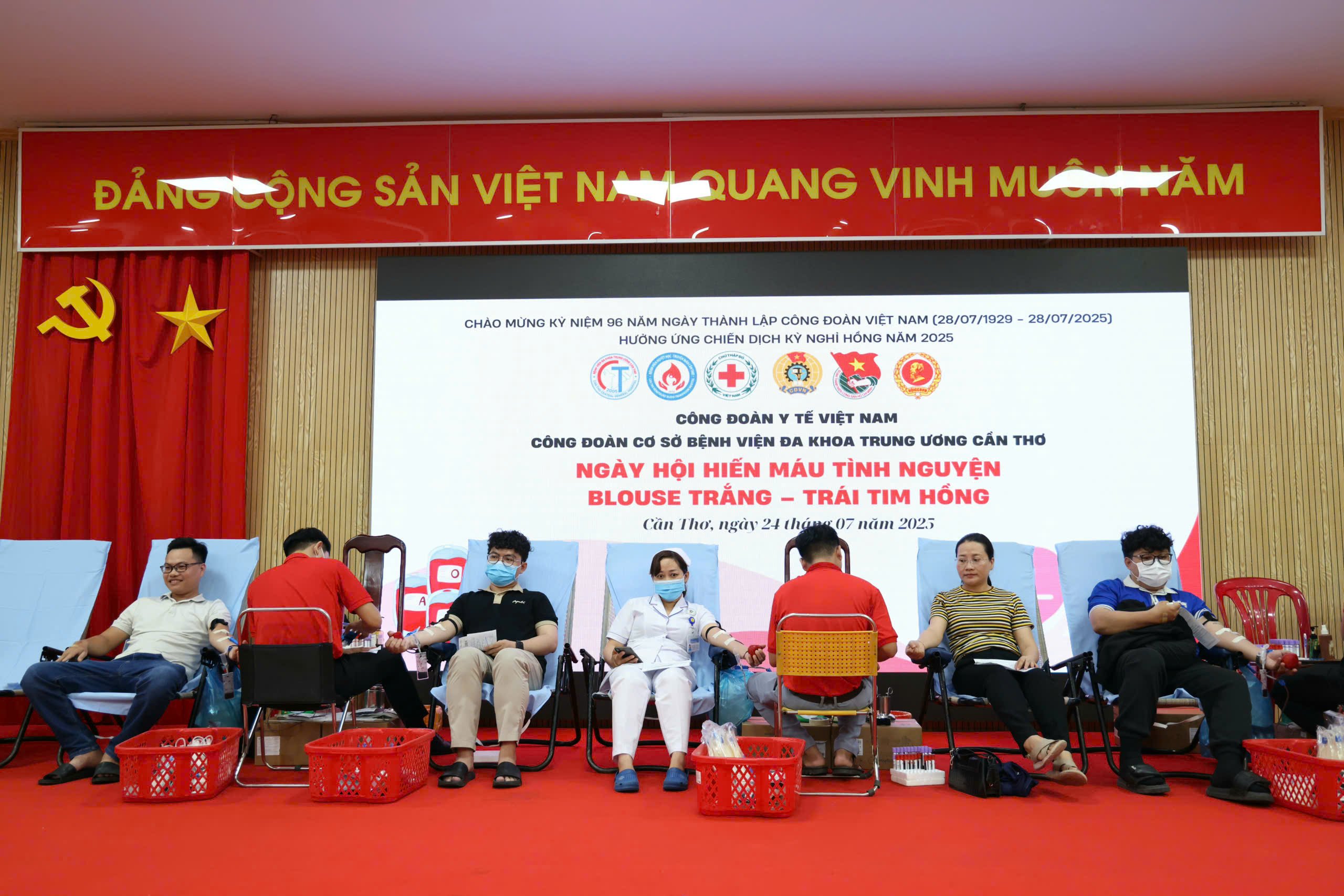 Trong nhiều năm qua, phong trào hiến máu tình nguyện tại Bệnh viện Đa khoa Trung ương Cần Thơ đã trở thành một hoạt động thường niên đầy ý nghĩa.