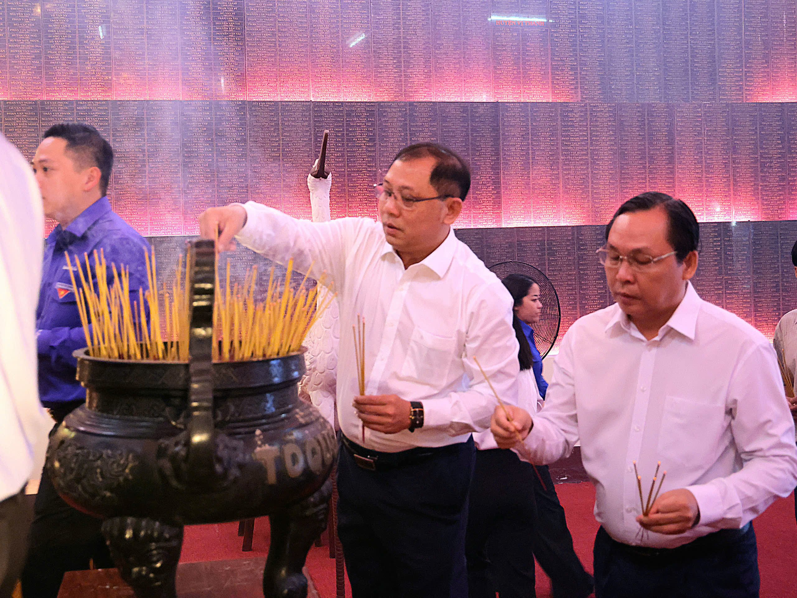 Ông Trần Chí Hùng - Phó Chủ tịch UBND TP. Cần Thơ dâng hương tưởng niệm các Anh hùng liệt sĩ.