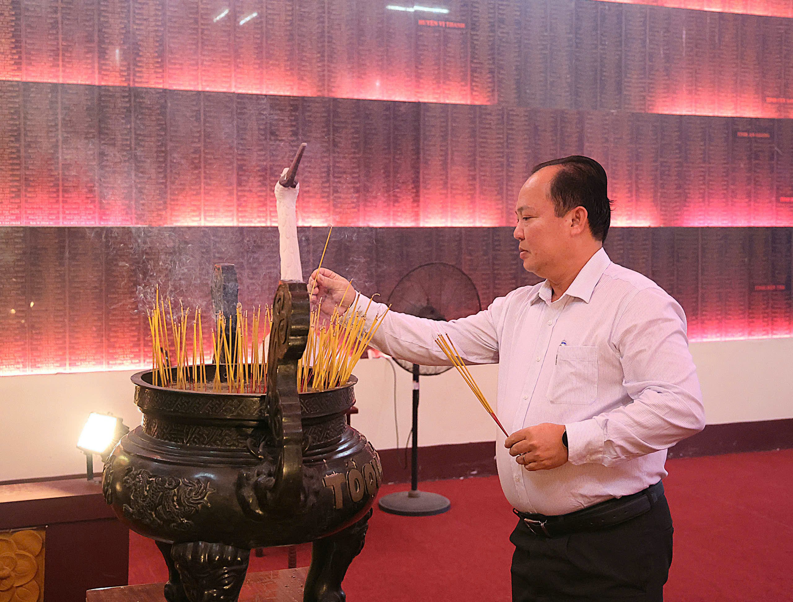 Ông Nguyễn Văn Hòa - Phó Chủ tịch UBND TP. Cần Thơ dâng hương tưởng niệm các Anh hùng liệt sĩ.