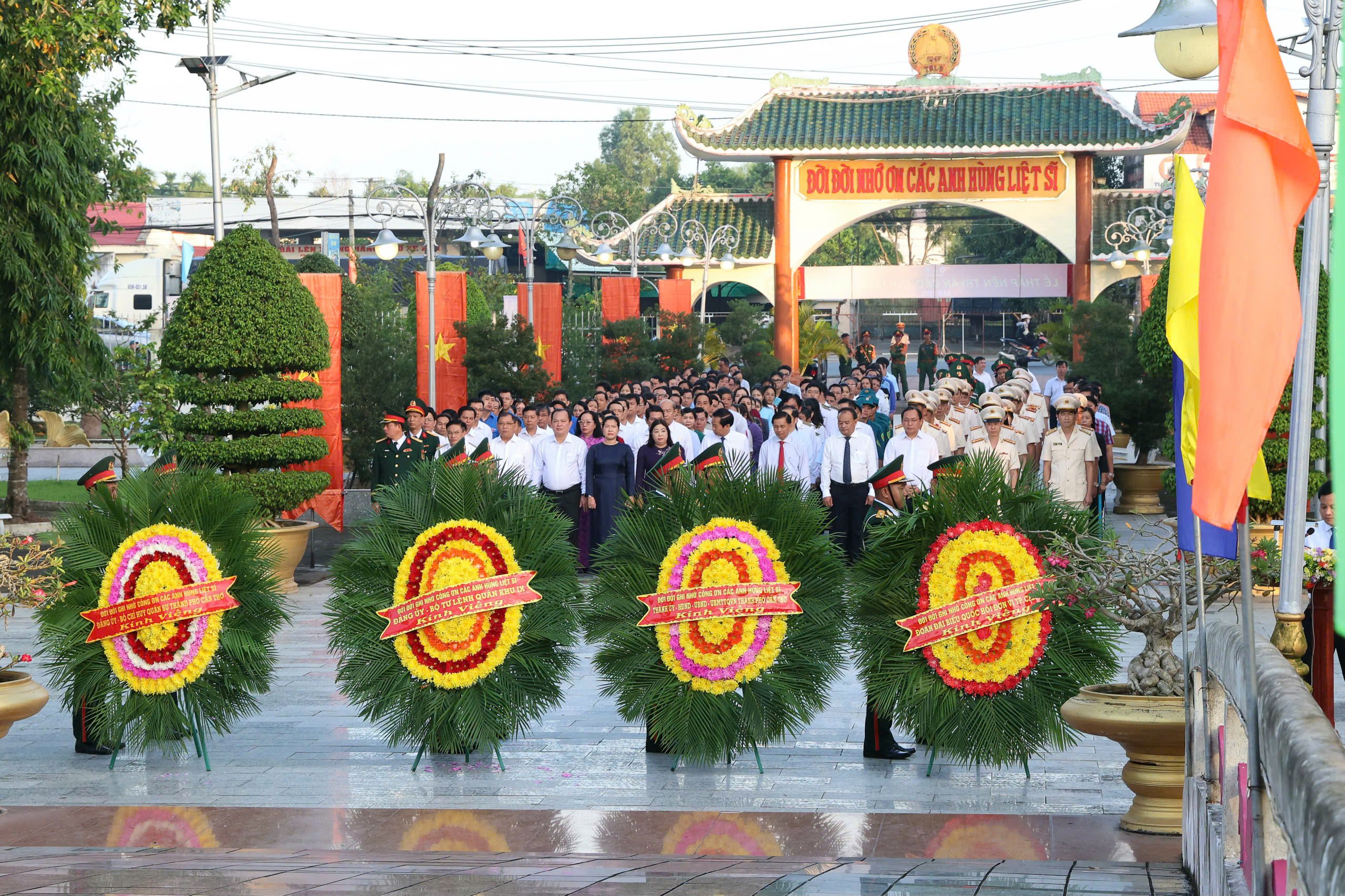 Lãnh đạo Thành ủy, HĐND, UBND, Ủy ban MTTQ Việt Nam TP. Cần Thơ tổ chức Lễ viếng, dâng hoa, dâng hương tưởng niệm các Anh hùng liệt sĩ tại Nghĩa trang Liệt sĩ TP Cần Thơ.