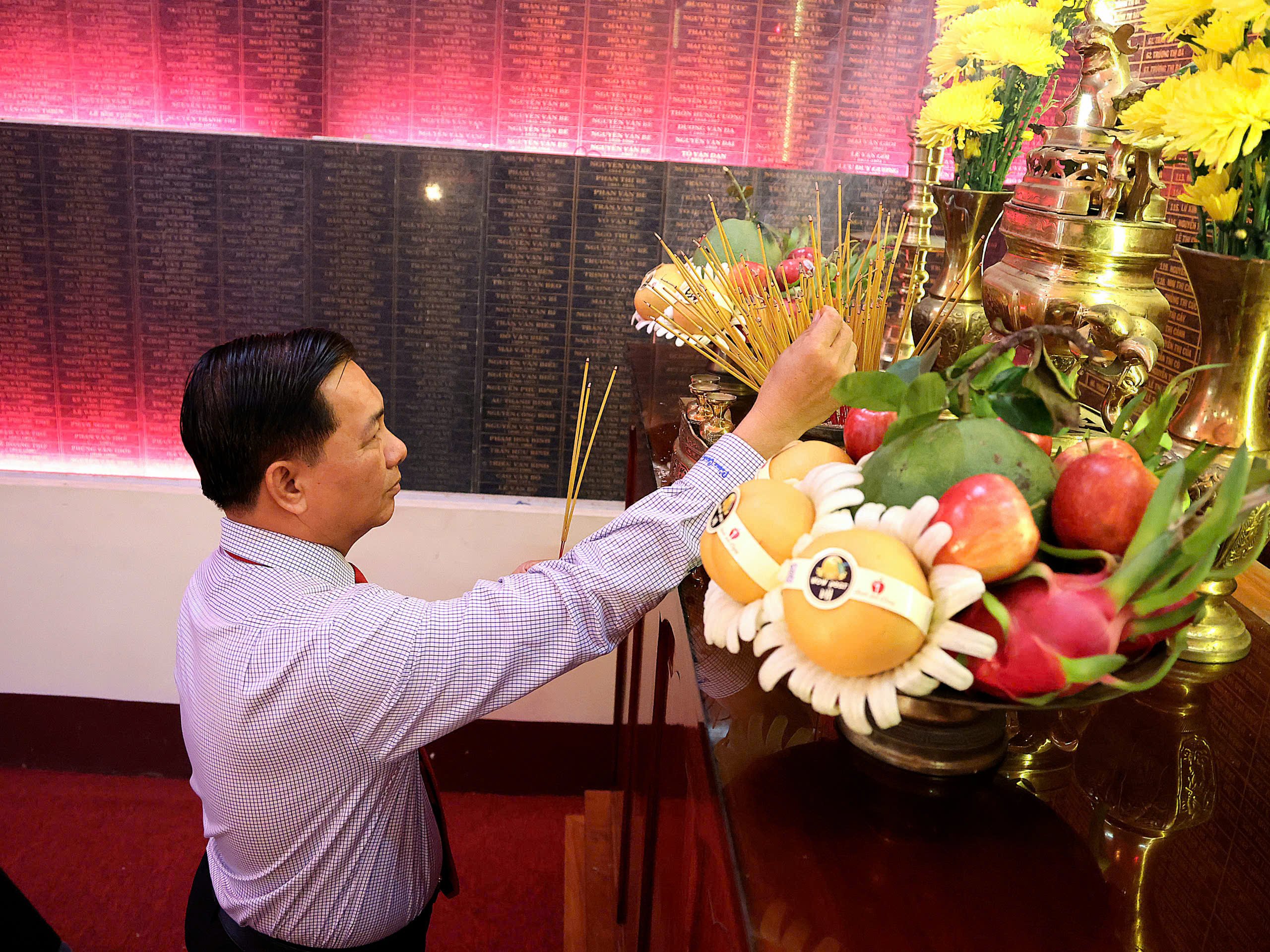 Ông Trần Văn Lâu - Phó Bí thư Thành ủy, Chủ tịch UBND TP. Cần Thơ dâng hương tưởng niệm các Anh hùng liệt sĩ.