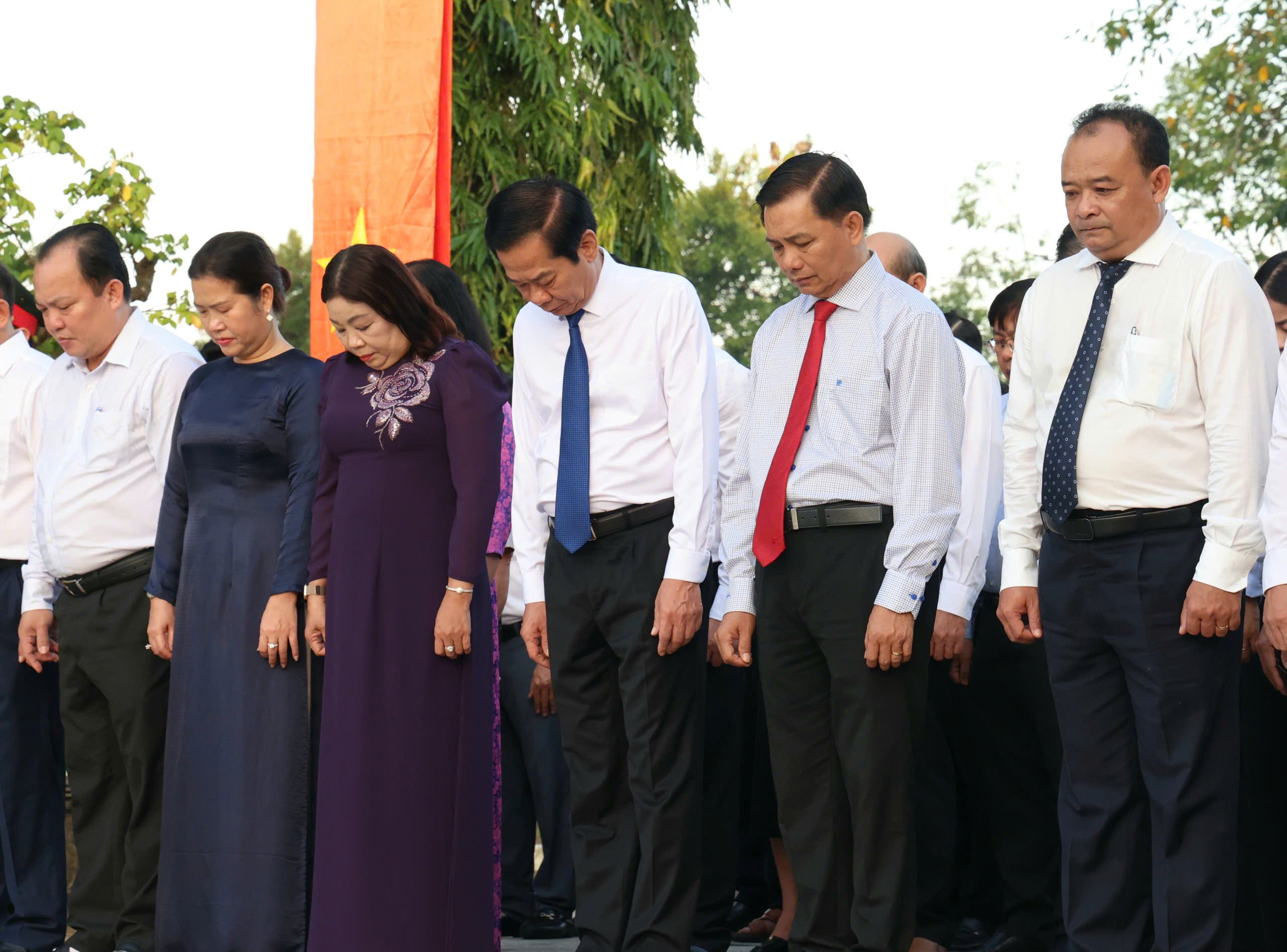 Các đại biểu dành phút mặc niệm tưởng nhớ công ơn của các AHLS.