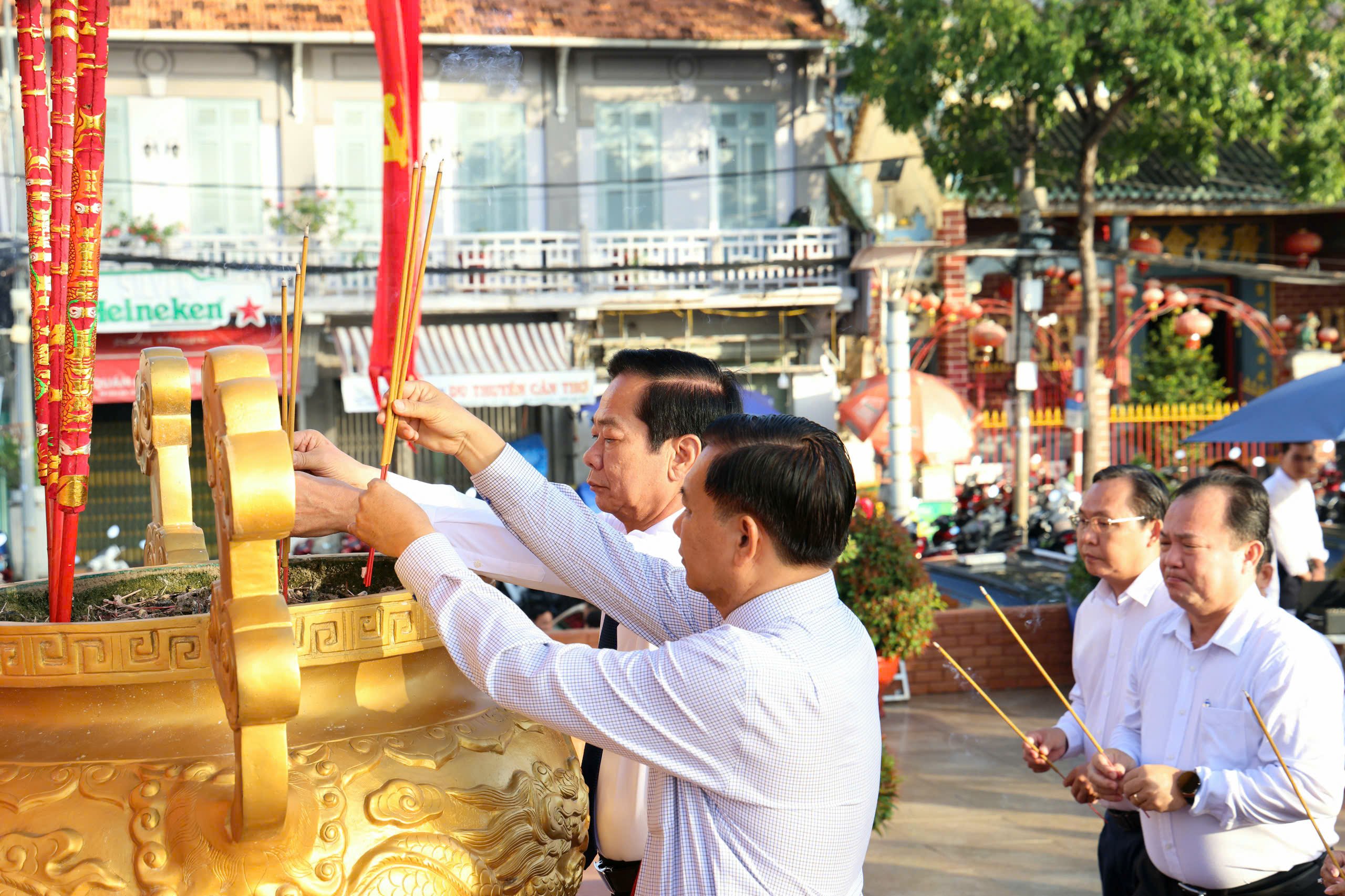 Ông Đỗ Thanh Bình - Ủy viên BCH Trung ương Đảng, Bí thư Thành ủy Cần Thơ và ông Trần Văn Lâu - Phó Bí thư Thành ủy, Chủ tịch UBND TP. Cần Thơ dâng hương tưởng nhớ Chủ tịch Hồ Chí Minh.
