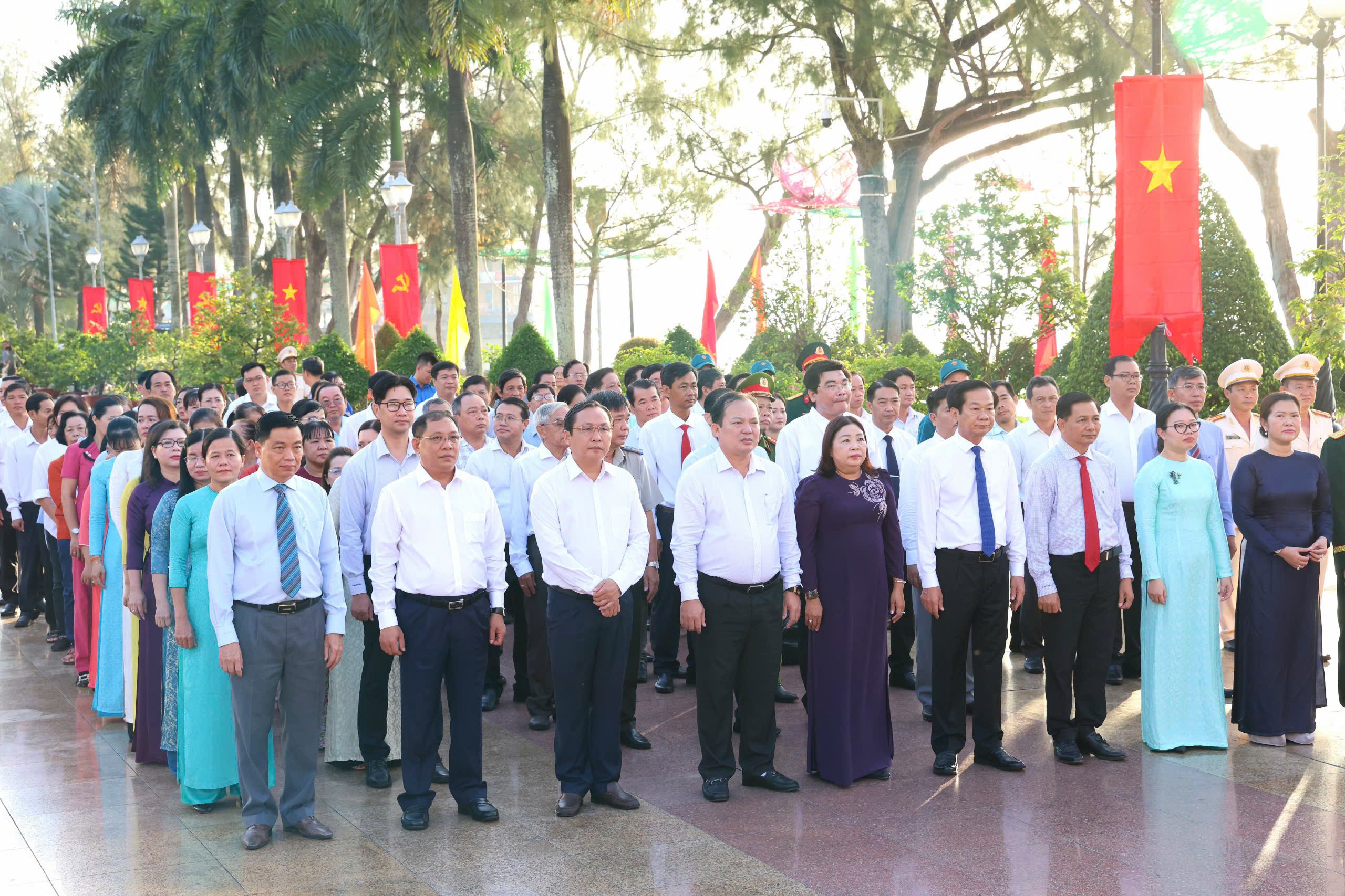 Lãnh đạo Thành ủy, HĐND, UBND, Ủy ban MTTQ Việt Nam TP. Cần Thơ tổ chức Lễ viếng, dâng hoa, dâng hương Tượng đài Bác Hồ.