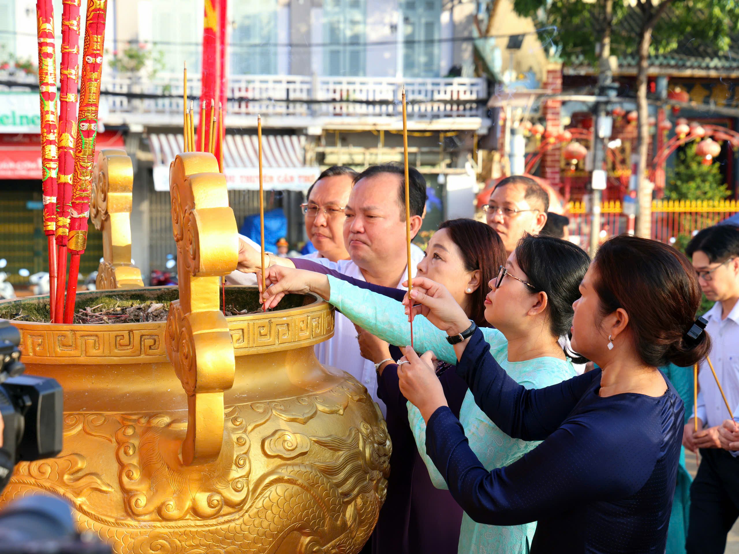 Các đại biểu dâng hương tưởng nhớ Chủ tịch Hồ Chí Minh.