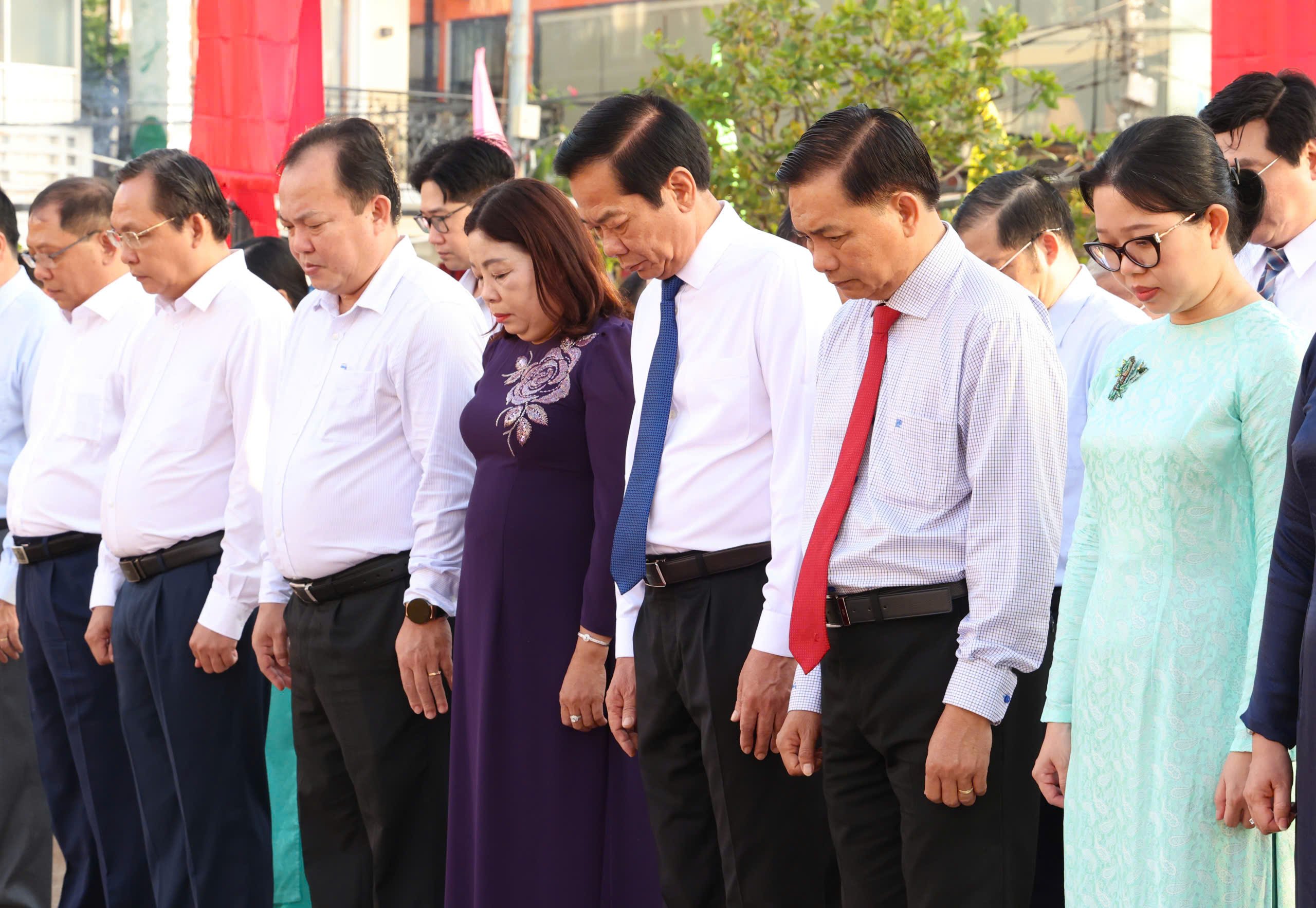 Các đại biểu dành phút mặc niệm để tưởng nhớ công lao to lớn của Chủ tịch Hồ Chí Minh - người đã hiến dâng cả cuộc đời cho sự nghiệp cách mạng, giải phóng dân tộc và thống nhất đất nước.