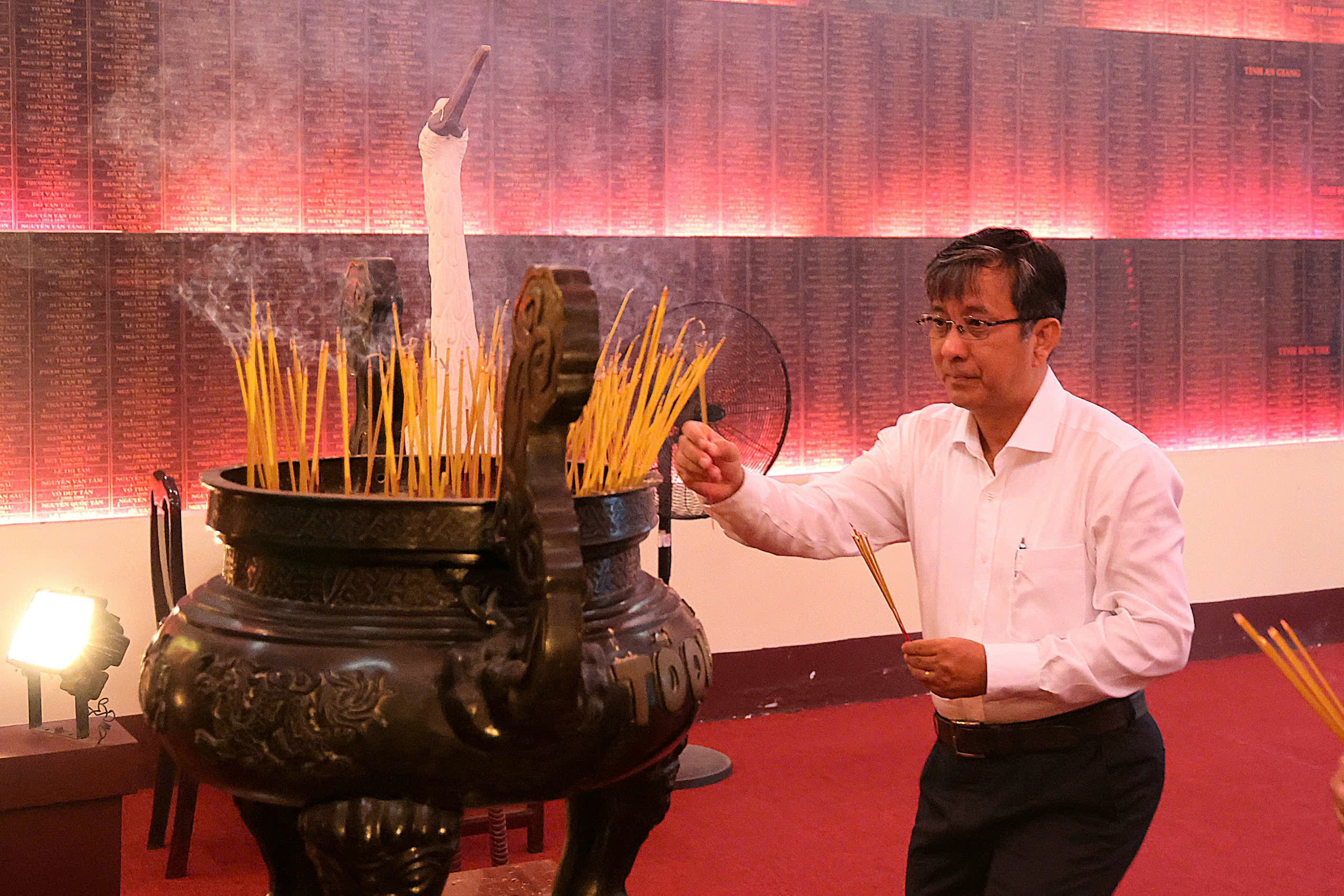 PGS.TS. Trần Trung Tính - Hiệu trưởng Đại học Cần Thơ dâng hương tưởng niệm các Anh hùng liệt sĩ.