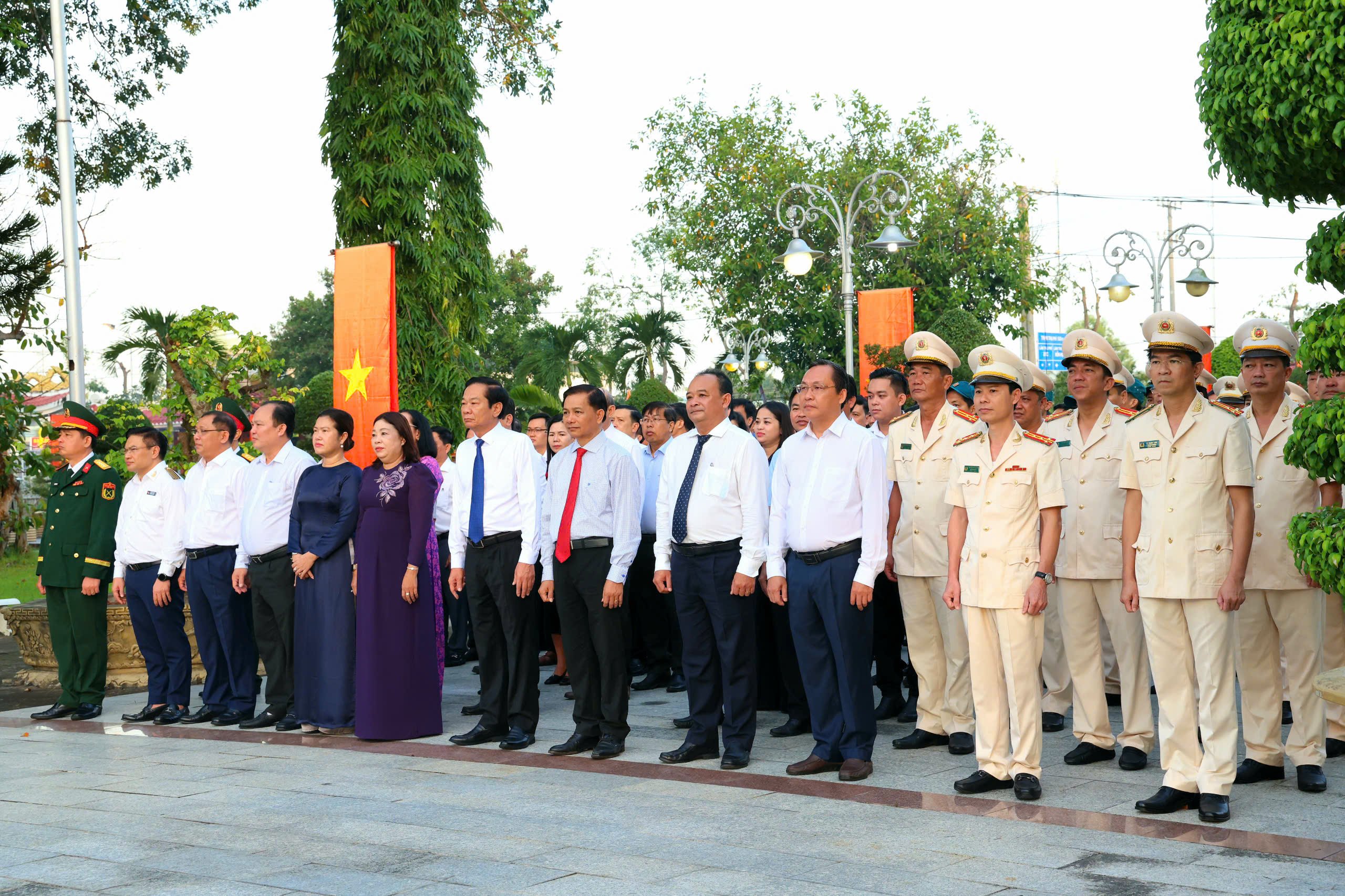 Các đại biểu tham dự Lễ viếng, dâng hoa, dâng hương tưởng niệm các Anh hùng liệt sĩ tại Nghĩa trang Liệt sĩ TP Cần Thơ.