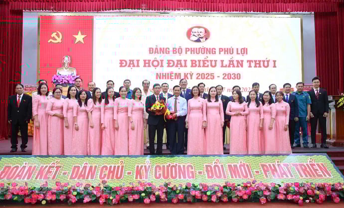 Ông Trần Văn Lâu tặng hoa chúc mừng BCH đảng bộ phường Phú Lợi