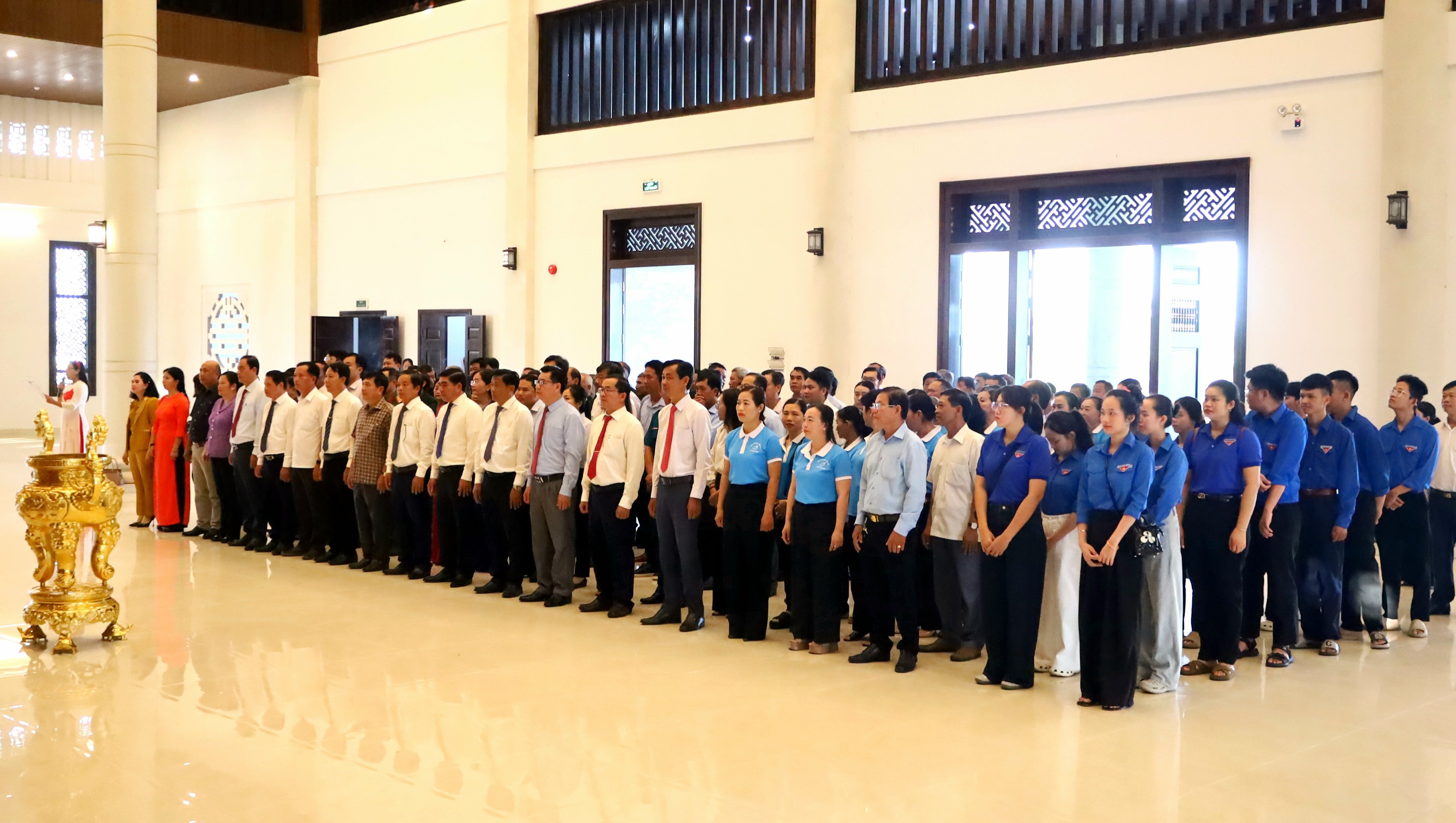 Đoàn Đảng ủy, HĐND, UBND, UB MTTQ Việt Nam phường An Bình, TP. Cần Thơ dâng hương tại Di tích lịch sử “Địa điểm chuyển quân, trạm quân y tiền phương và nơi cất giấu vũ khí thuộc Lộ Vòng Cung Cần Thơ trong kháng chiến chống Mỹ”.