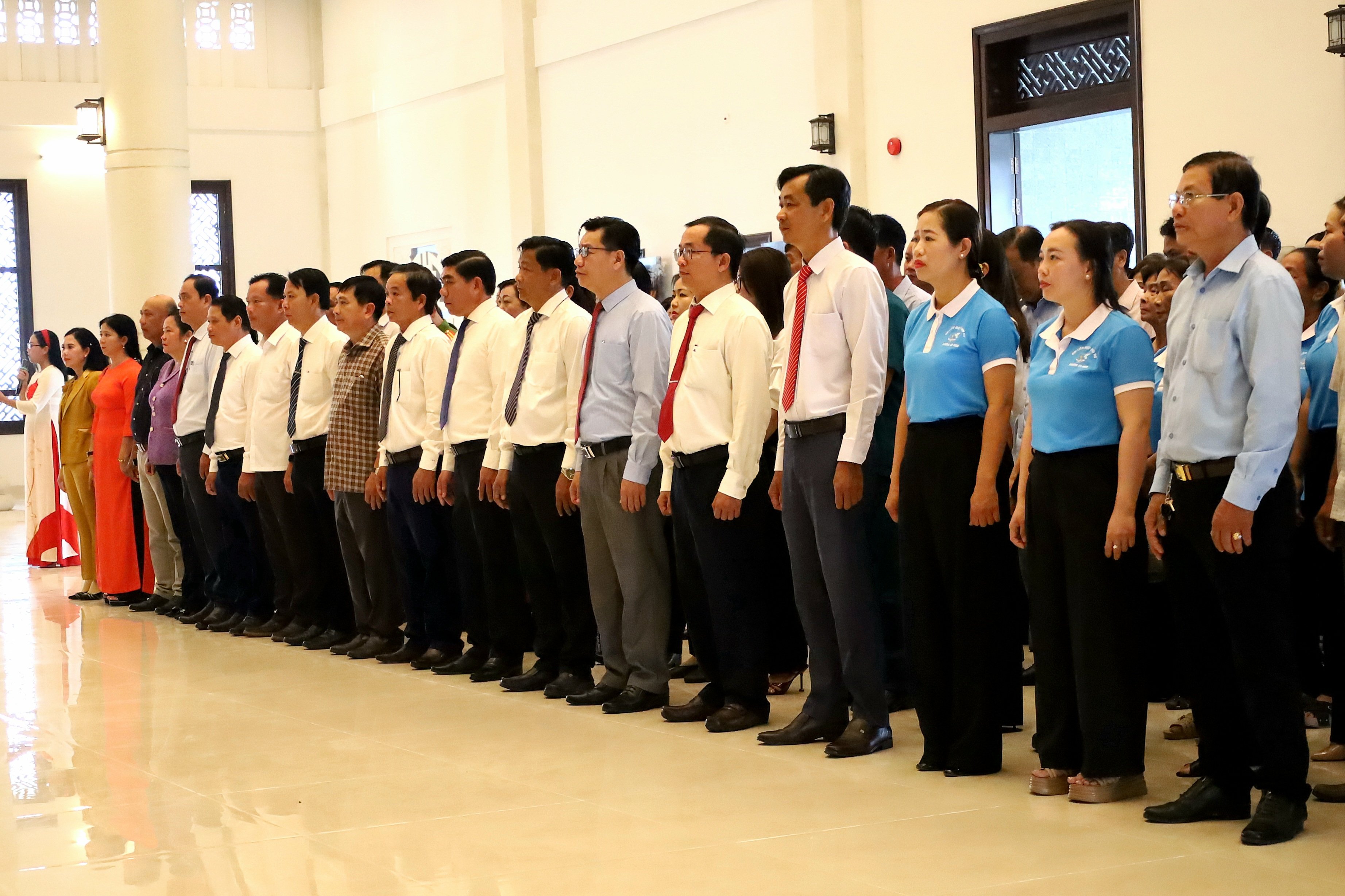 Buổi lễ được tổ chức trong không khí trang nghiêm và thành kính.