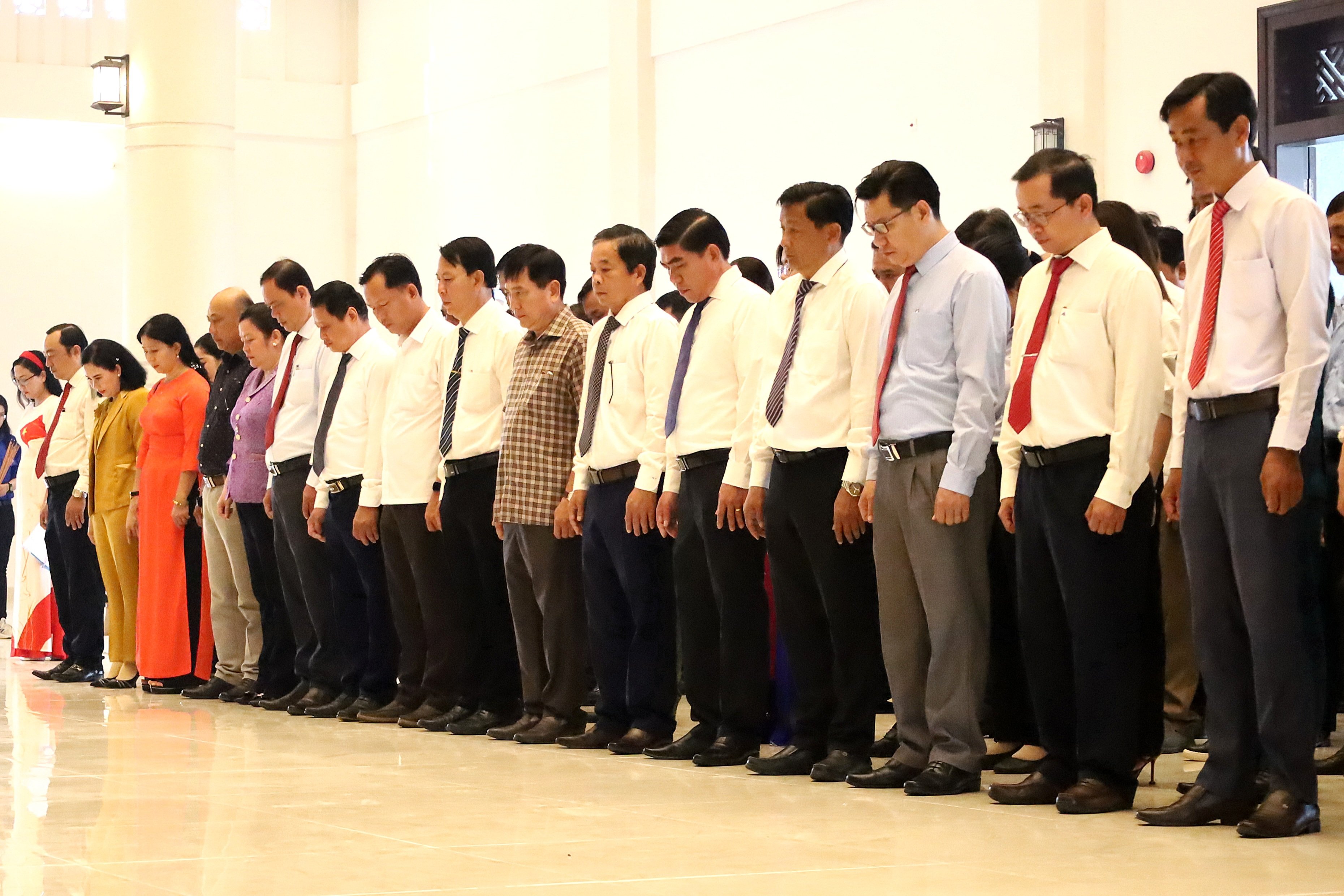 Các đại biểu dành phút mặc niệm tưởng nhớ công ơn các anh hùng liệt sĩ, đồng bào và chiến sĩ đã anh dũng hy sinh trên vùng đất Vòng Cung lịch sử..